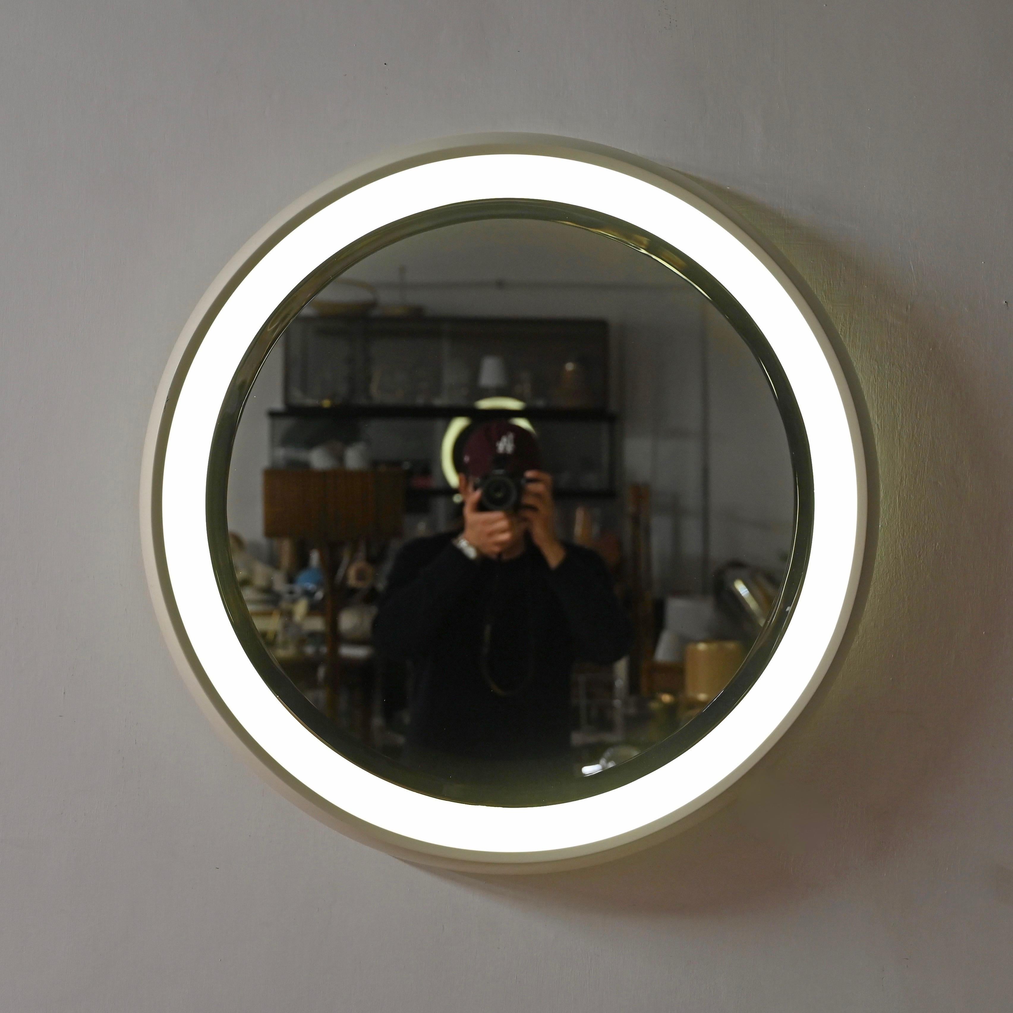 Grand miroir rond rétroéclairé et biseauté blanc en bois, Italie, 1970 en vente 2