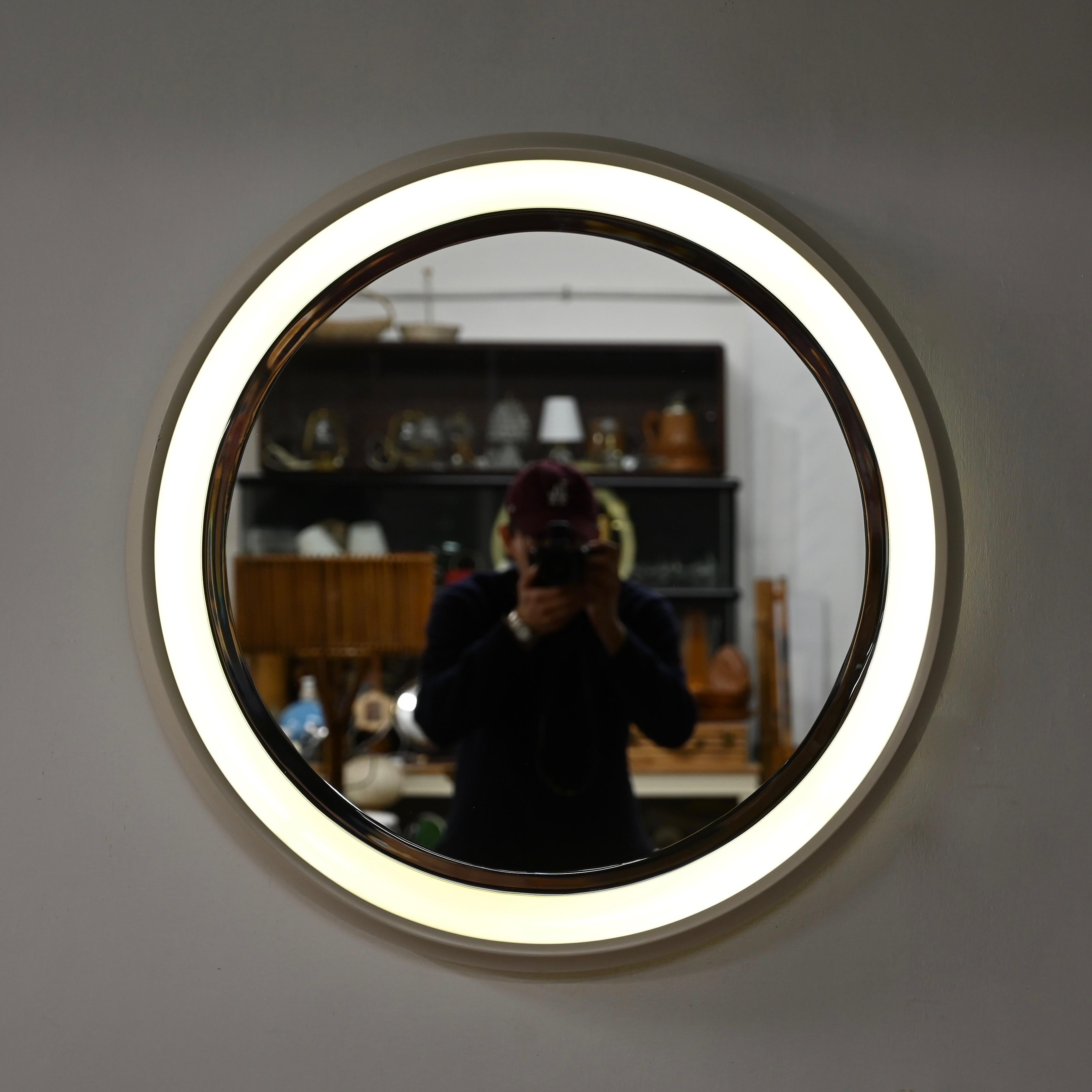 Whiting Mid-Century large round backlit beveled Mirror in off-white lacquered wood. Ce magnifique miroir a été conçu en Italie dans les années 1970.

Entièrement d'origine et dans un état fabuleux. Le miroir possède un élégant cadre concave en bois