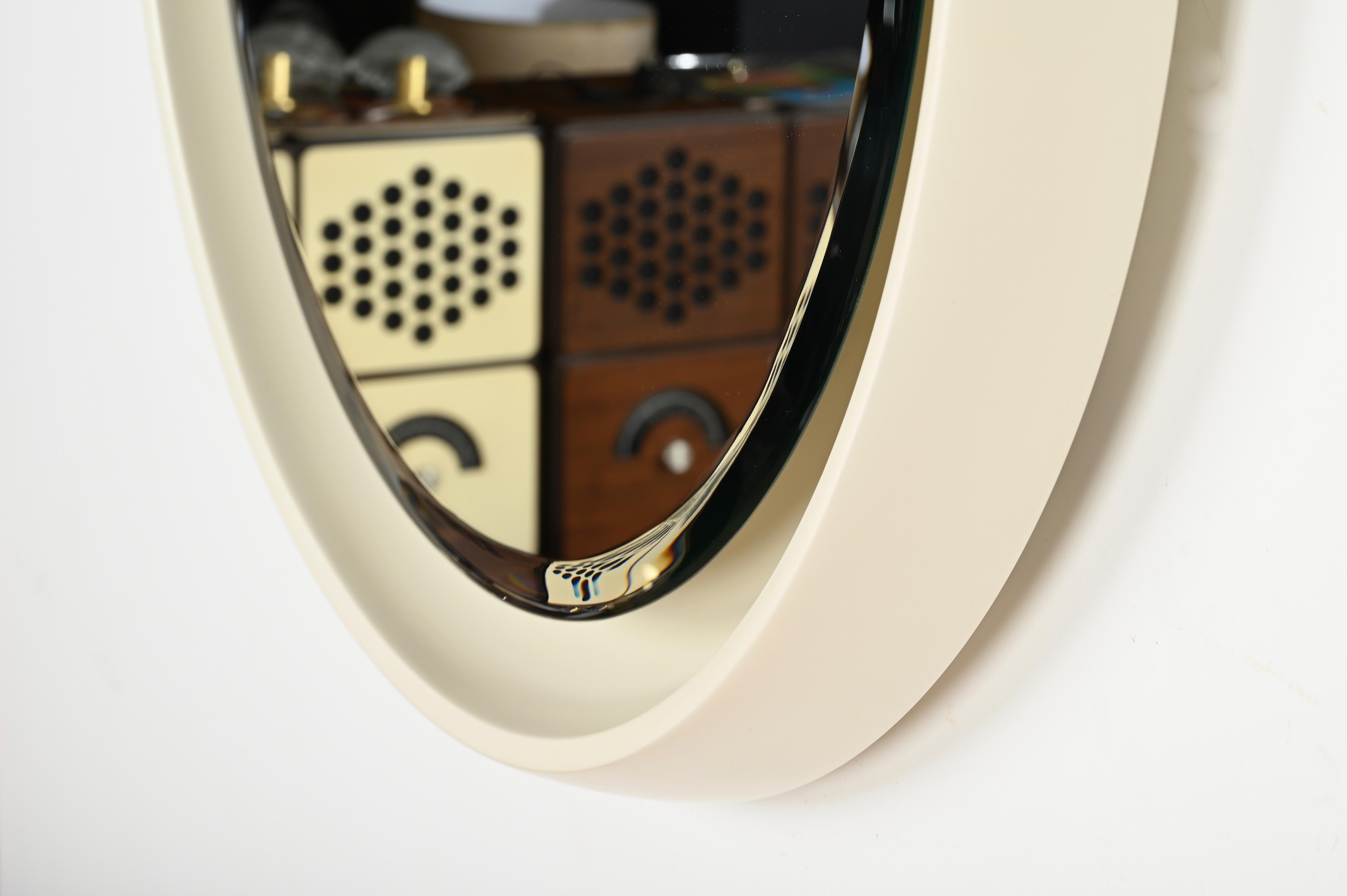 Mid-Century Modern Grand miroir rond rétroéclairé et biseauté blanc en bois, Italie, 1970 en vente