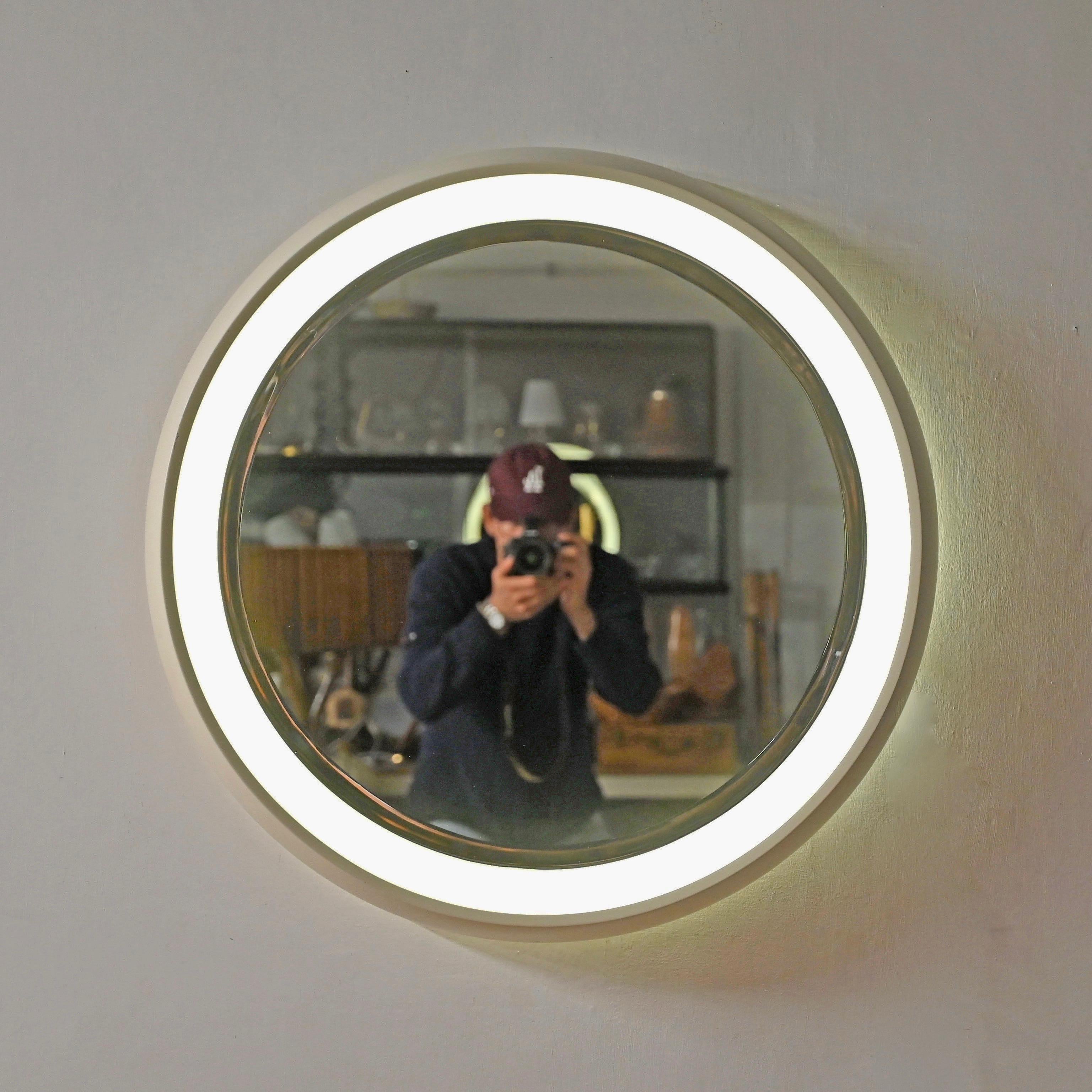 italien Grand miroir rond rétroéclairé et biseauté blanc en bois, Italie, 1970 en vente