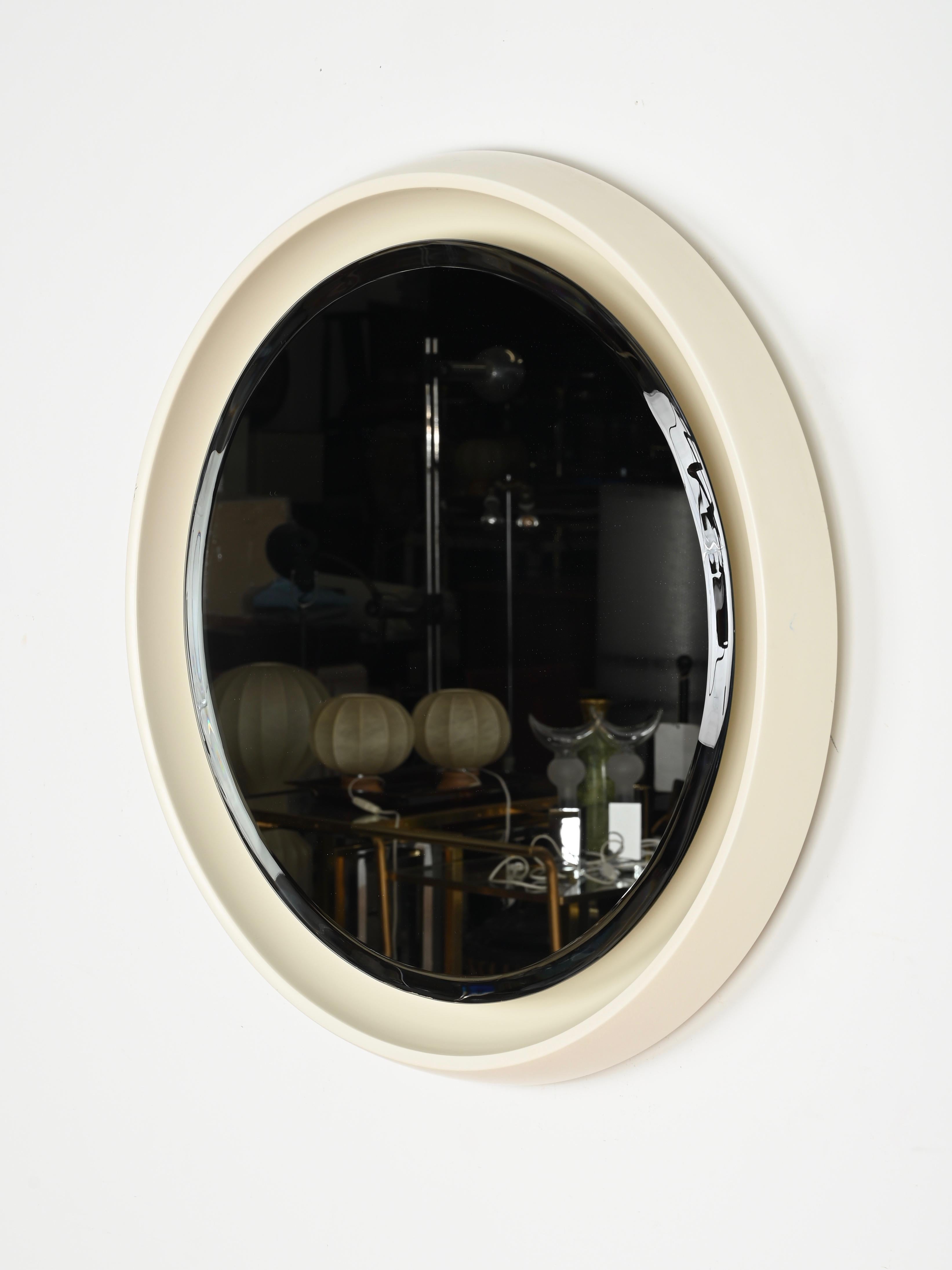 Laqué Grand miroir rond rétroéclairé et biseauté blanc en bois, Italie, 1970 en vente