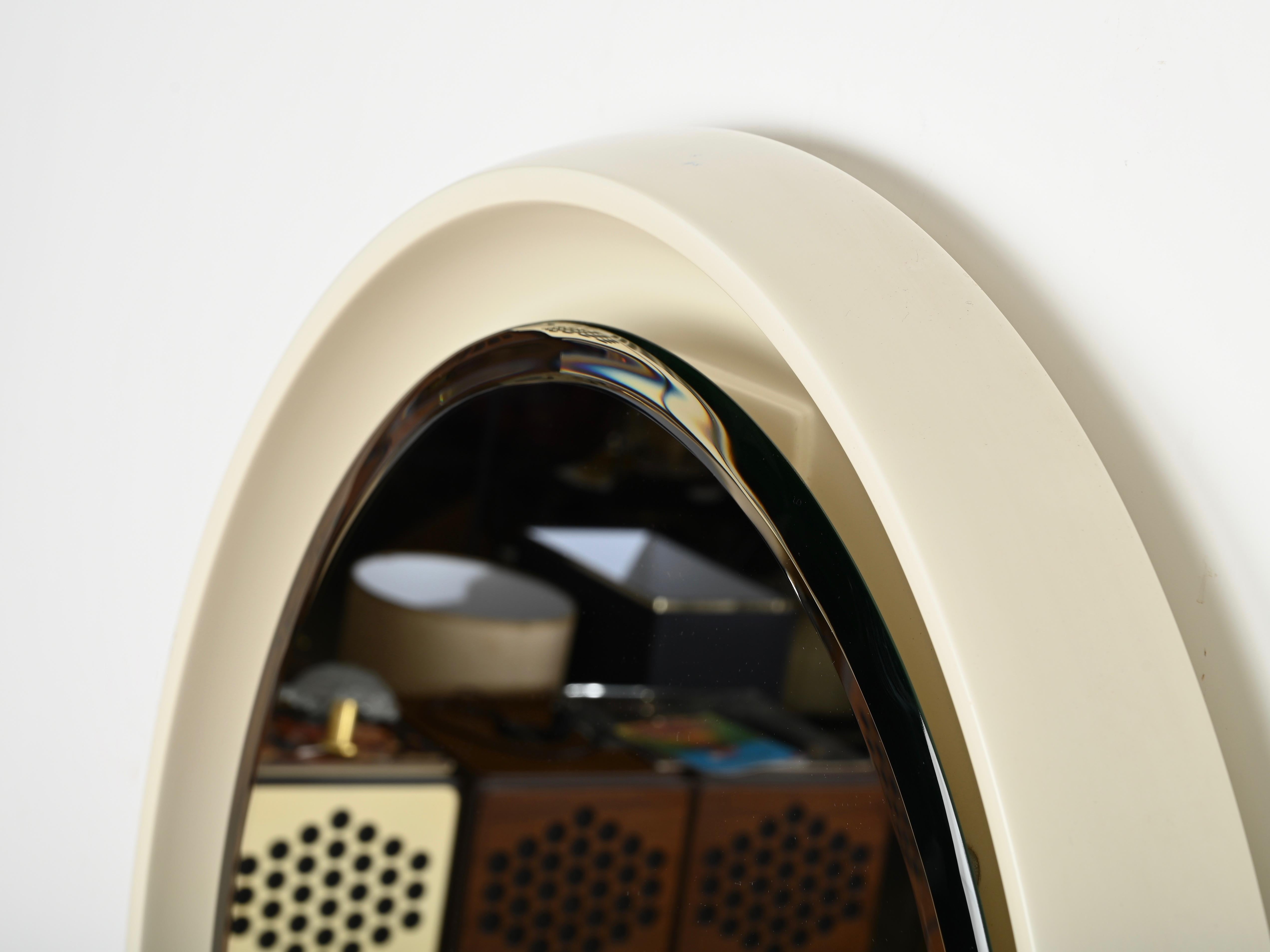 Verre Grand miroir rond rétroéclairé et biseauté blanc en bois, Italie, 1970 en vente