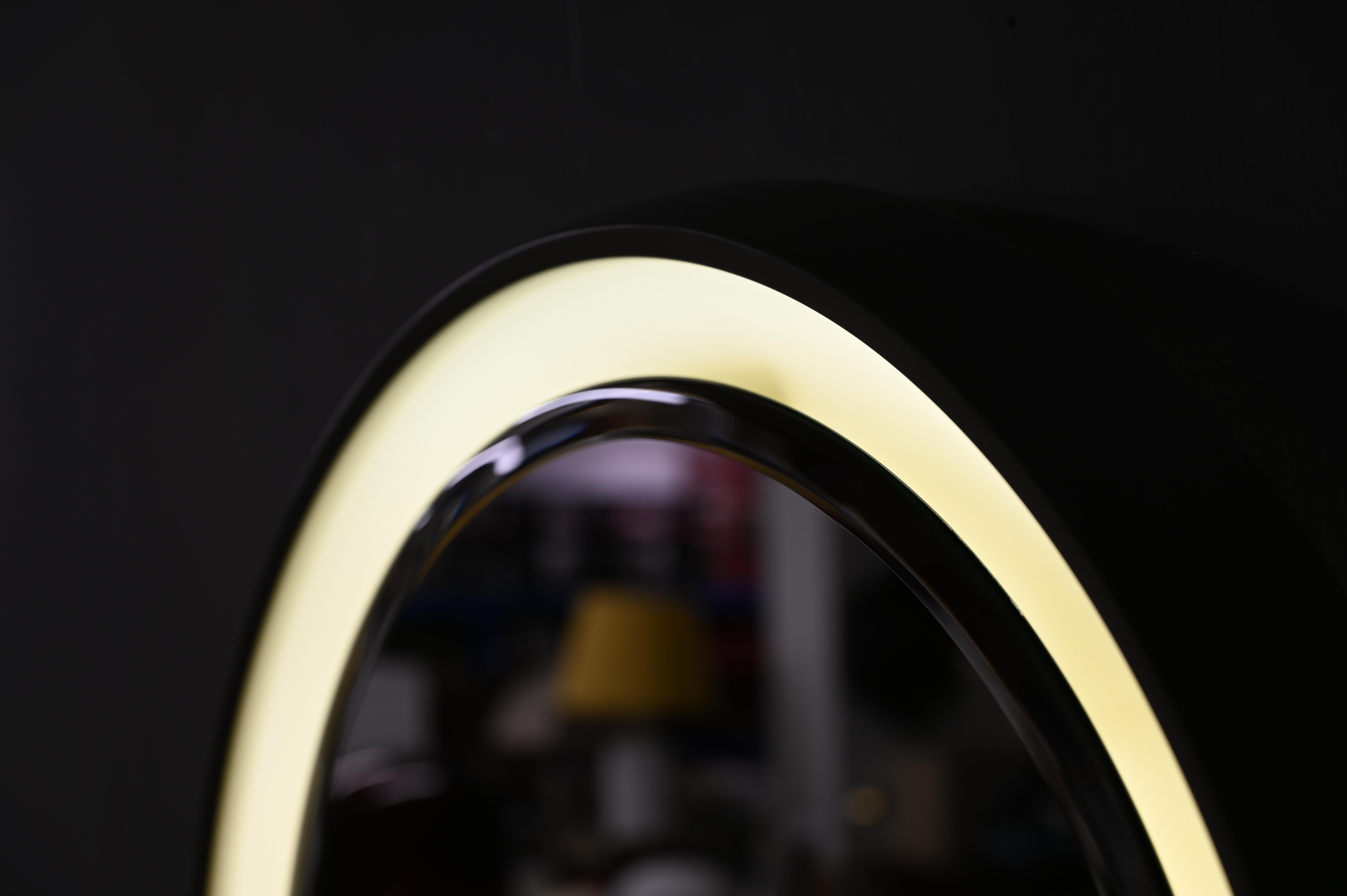 Grand miroir rond rétroéclairé et biseauté blanc en bois, Italie, 1970 en vente 1