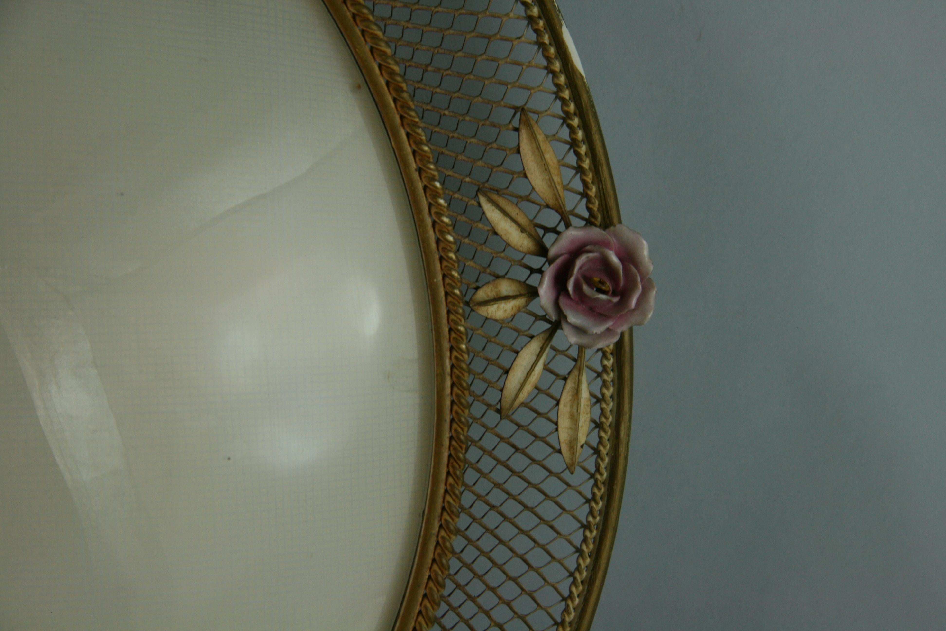Monture encastrée italienne à grande échelle en porcelaine, fleurs et verre dépoli chantourné en métal Bon état - En vente à Douglas Manor, NY