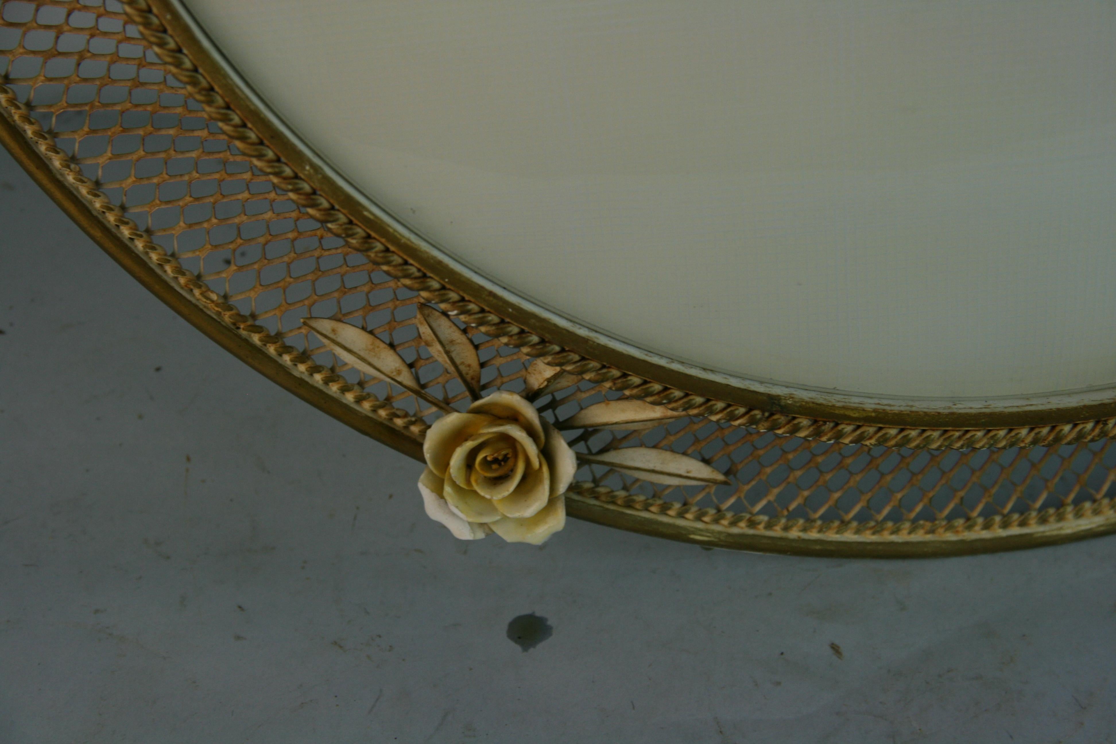 Métal Monture encastrée italienne à grande échelle en porcelaine, fleurs et verre dépoli chantourné en métal en vente