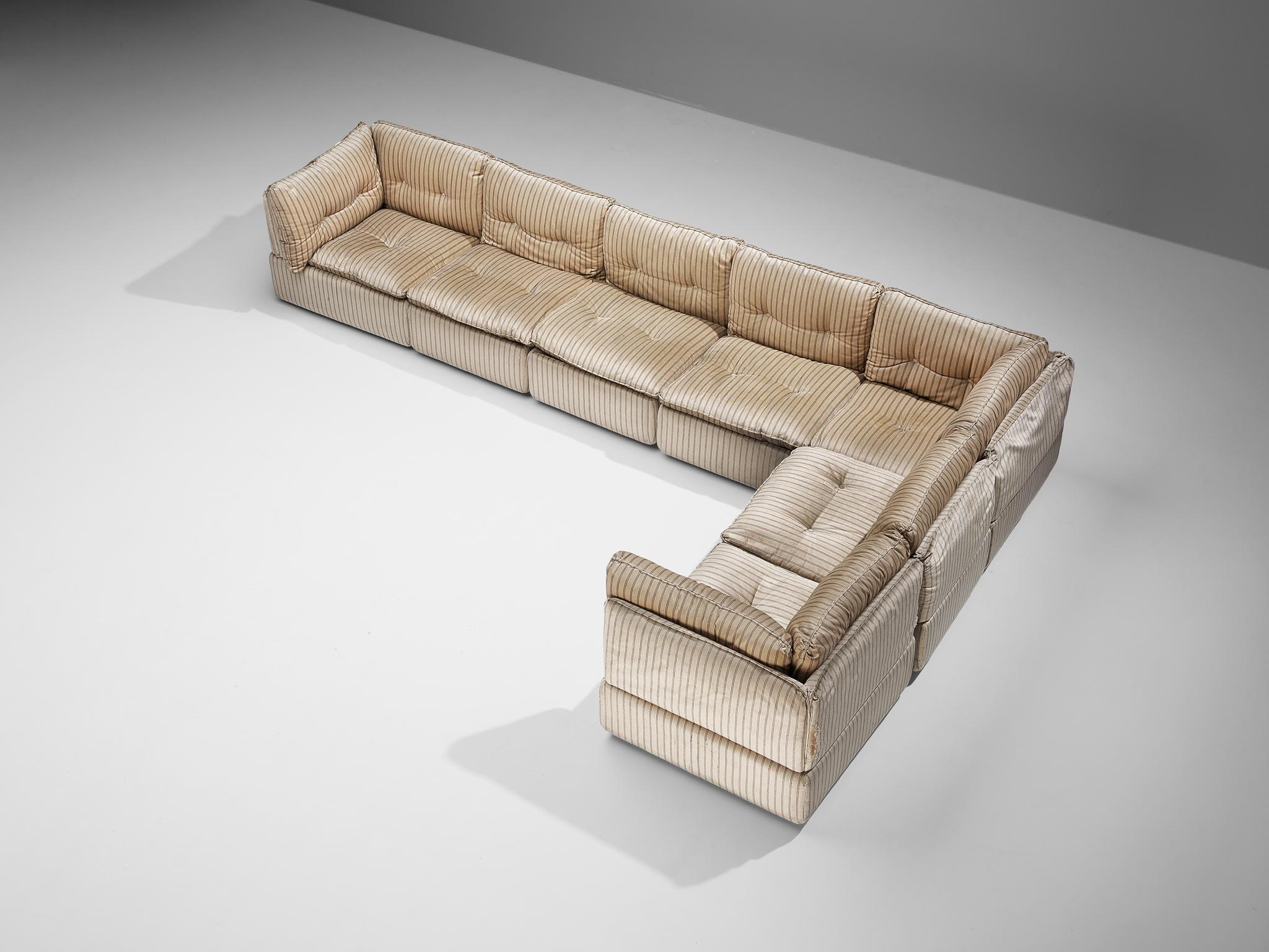 Modular sofa, velvet, Italy, 1970s

This grand sofa of Italian origin is characterized by a splendid construction, containing four regular elements and three corner elements. This means that it is possible to rearrange the sofa to your own wishes