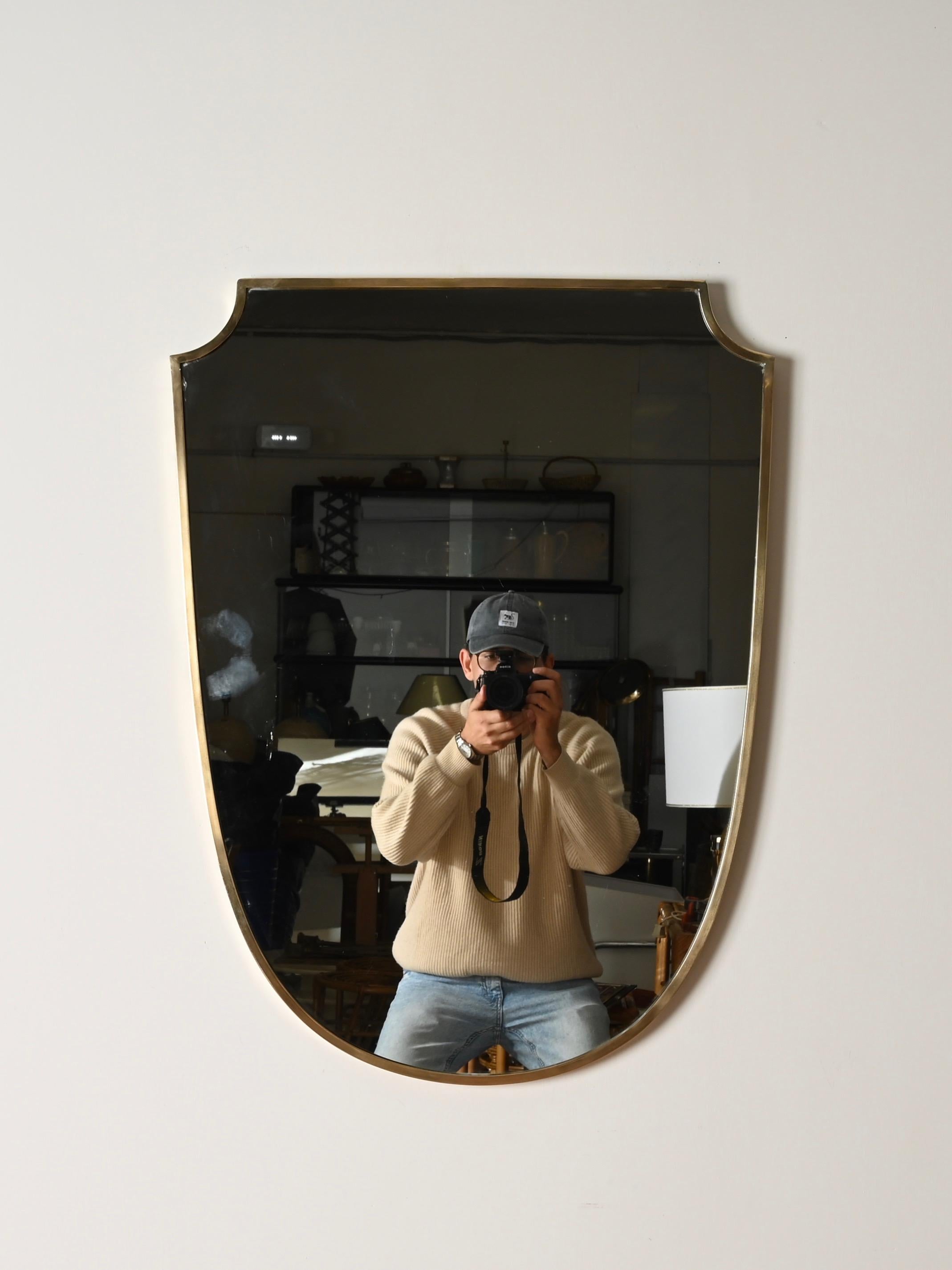Grande specchio italiano a forma di scudo in ottone massiccio, stile Gio Ponti, anni '50 in vendita 2