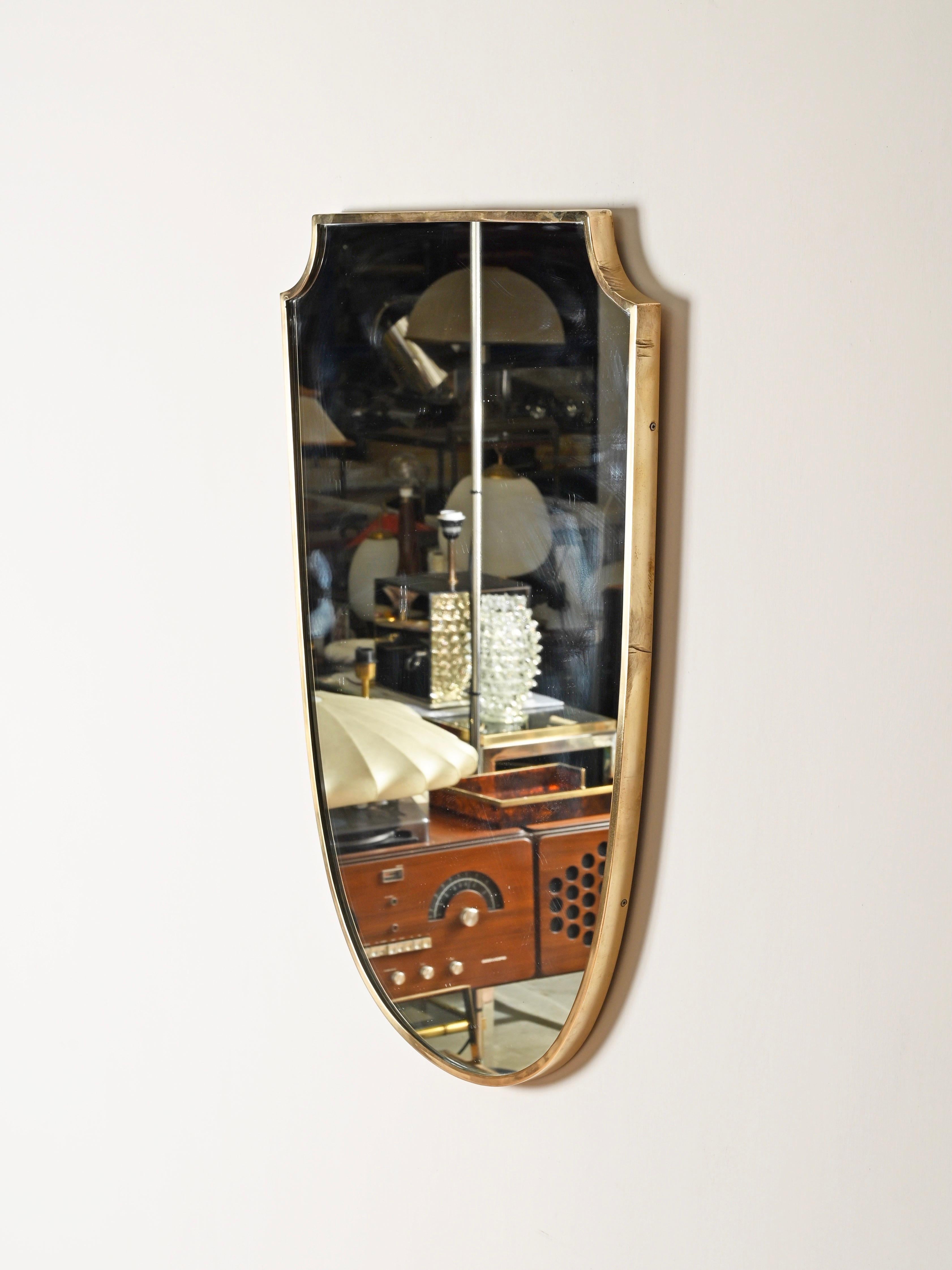 Grande specchio italiano a forma di scudo in ottone massiccio, stile Gio Ponti, anni '50 in vendita 3