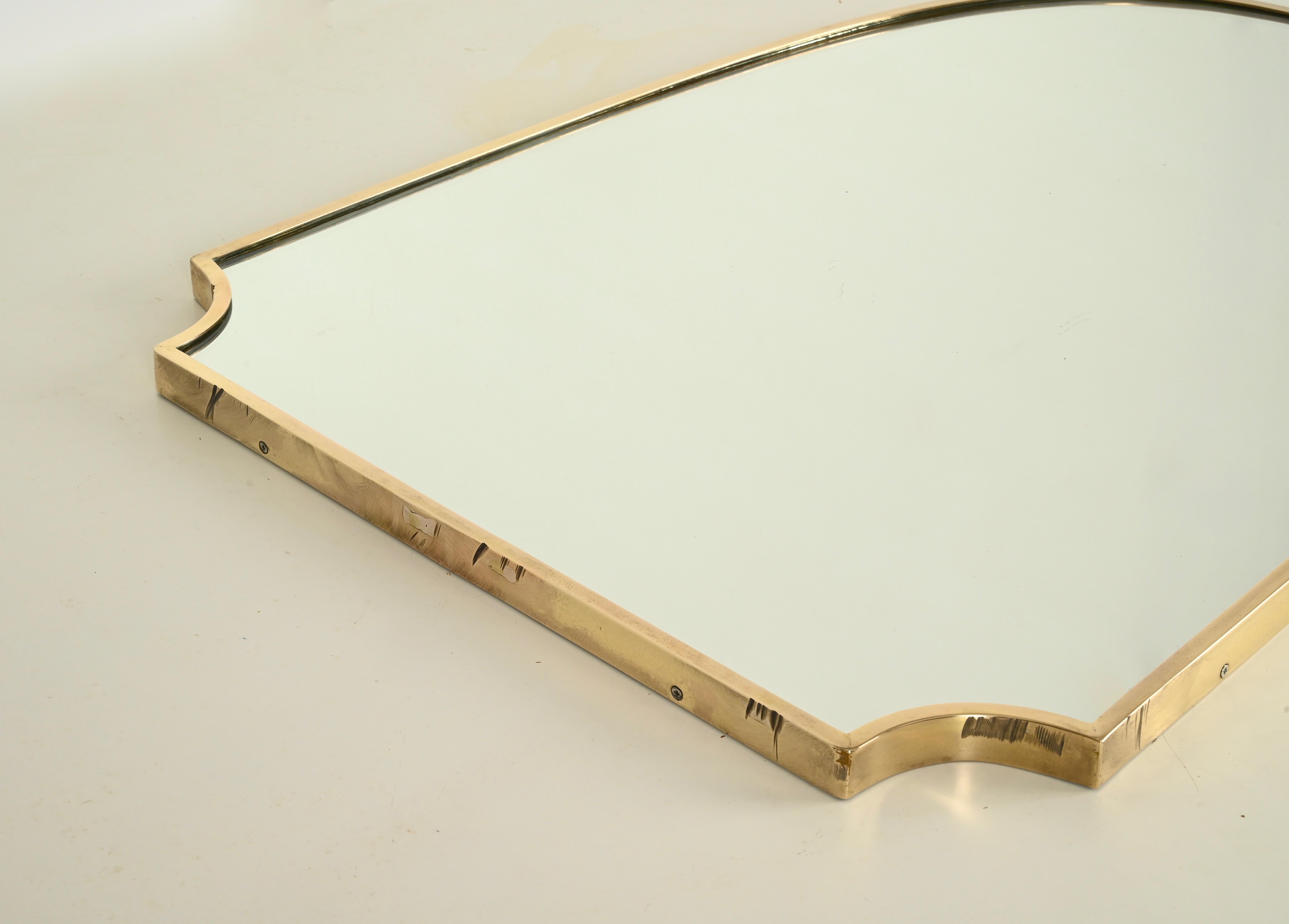 Grande specchio italiano a forma di scudo in ottone massiccio, stile Gio Ponti, anni '50 in vendita 4
