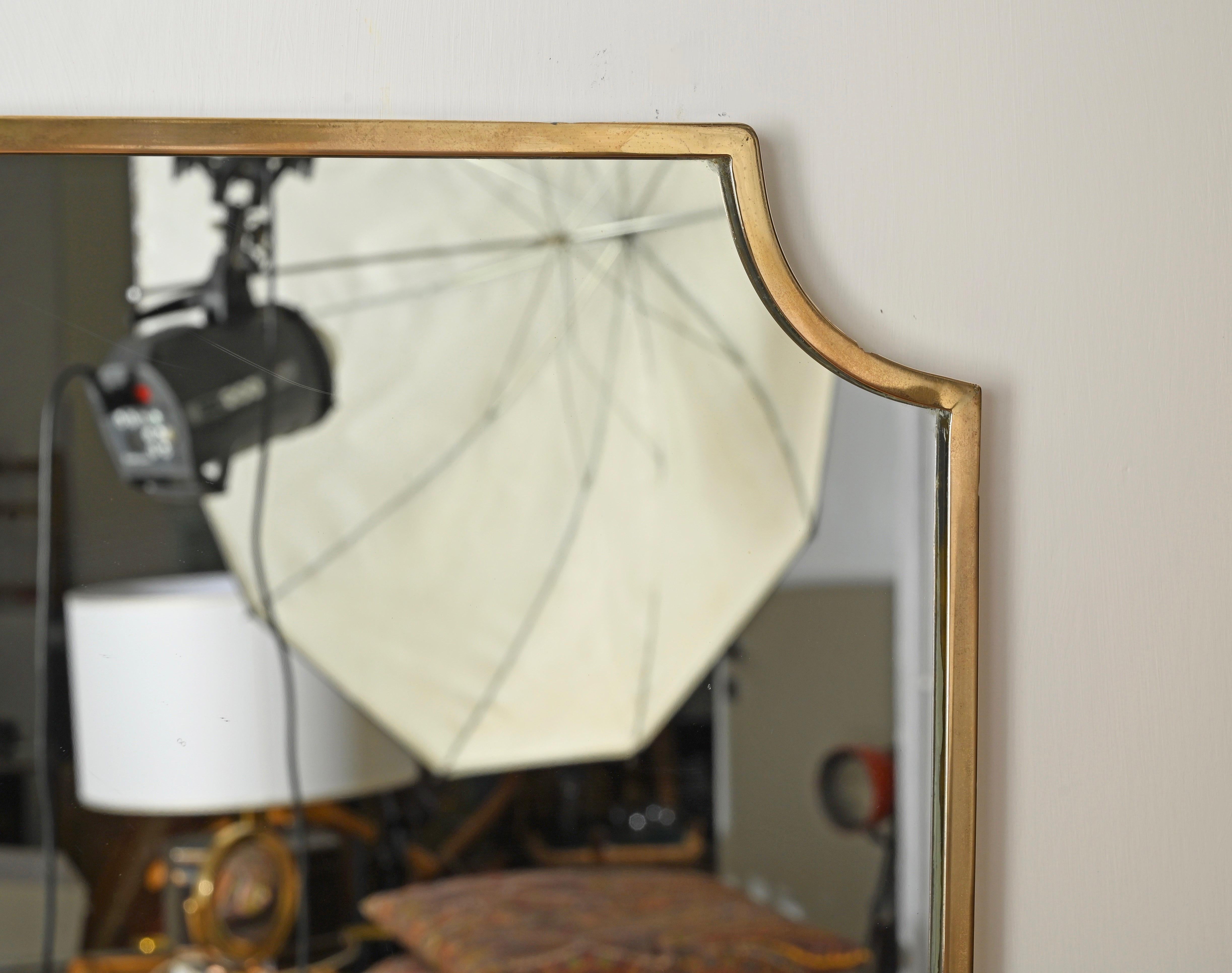 Italiano Grande specchio italiano a forma di scudo in ottone massiccio, stile Gio Ponti, anni '50 in vendita