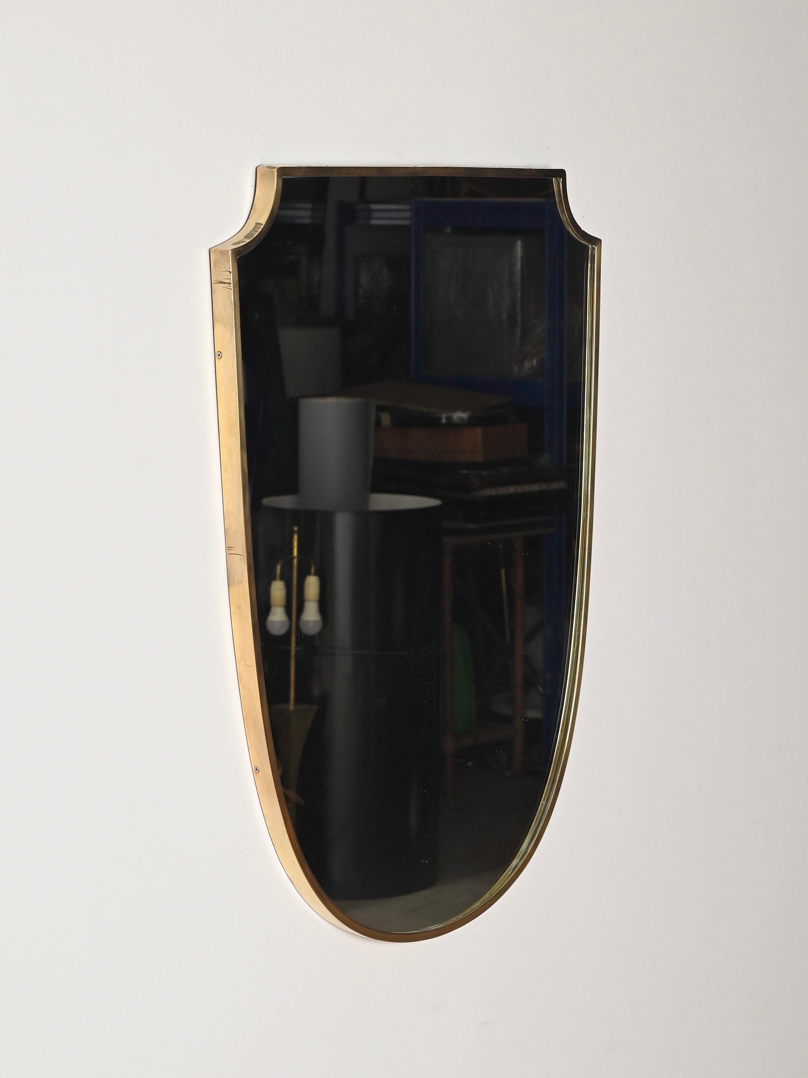 Fatto a mano Grande specchio italiano a forma di scudo in ottone massiccio, stile Gio Ponti, anni '50 in vendita
