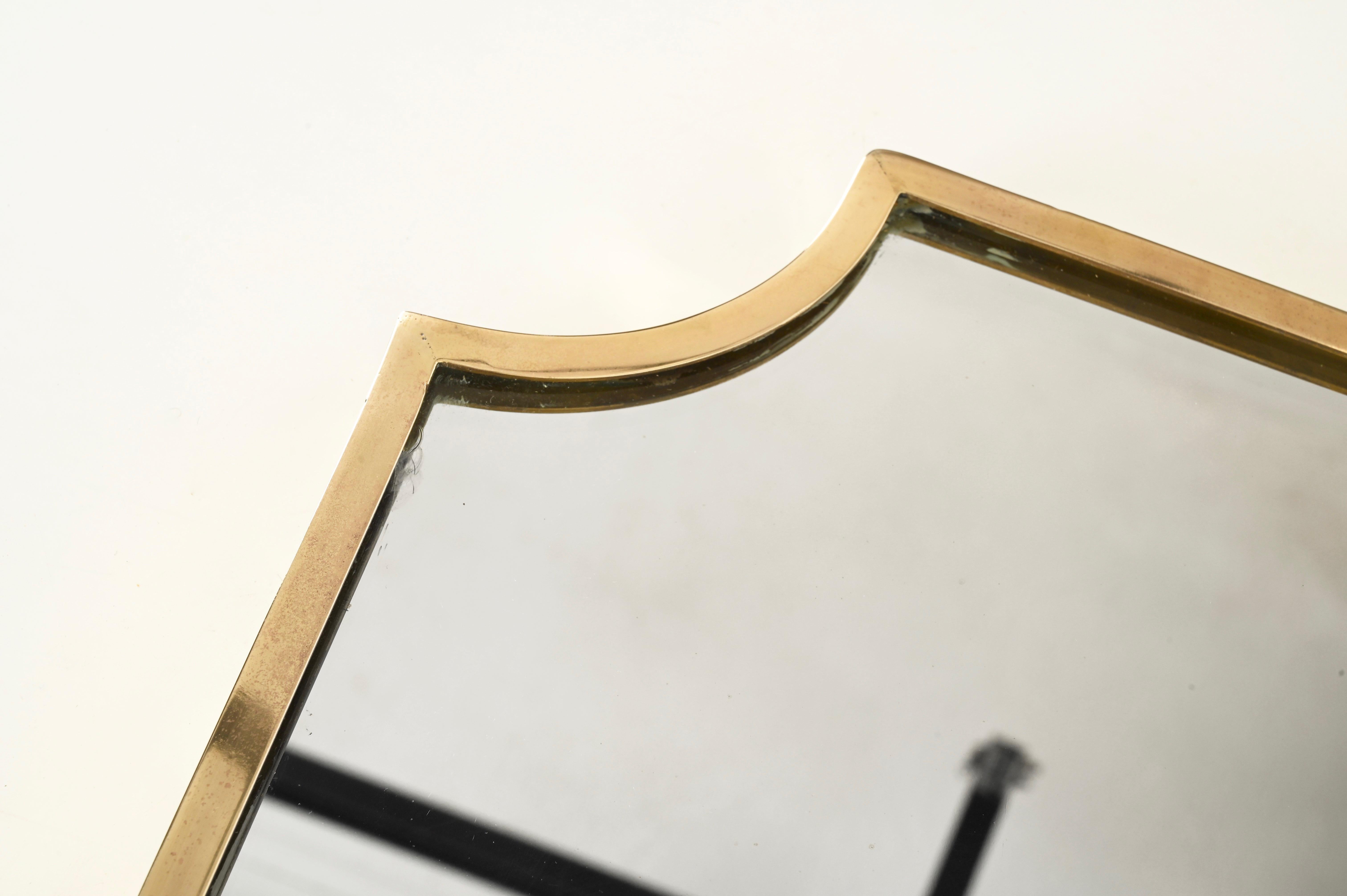 Grande specchio italiano a forma di scudo in ottone massiccio, stile Gio Ponti, anni '50 In condizioni buone in vendita a Roma, IT