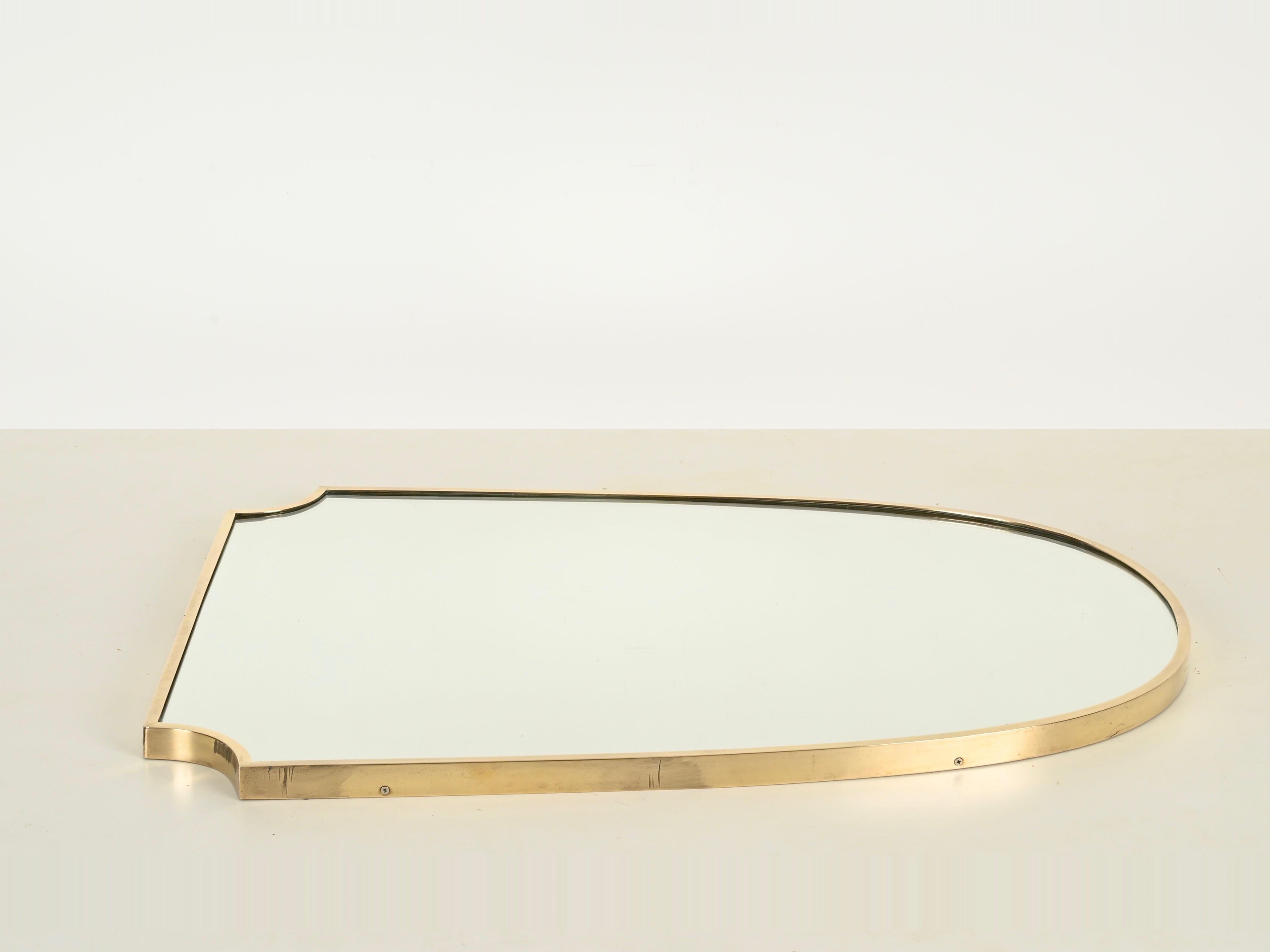 XX secolo Grande specchio italiano a forma di scudo in ottone massiccio, stile Gio Ponti, anni '50 in vendita