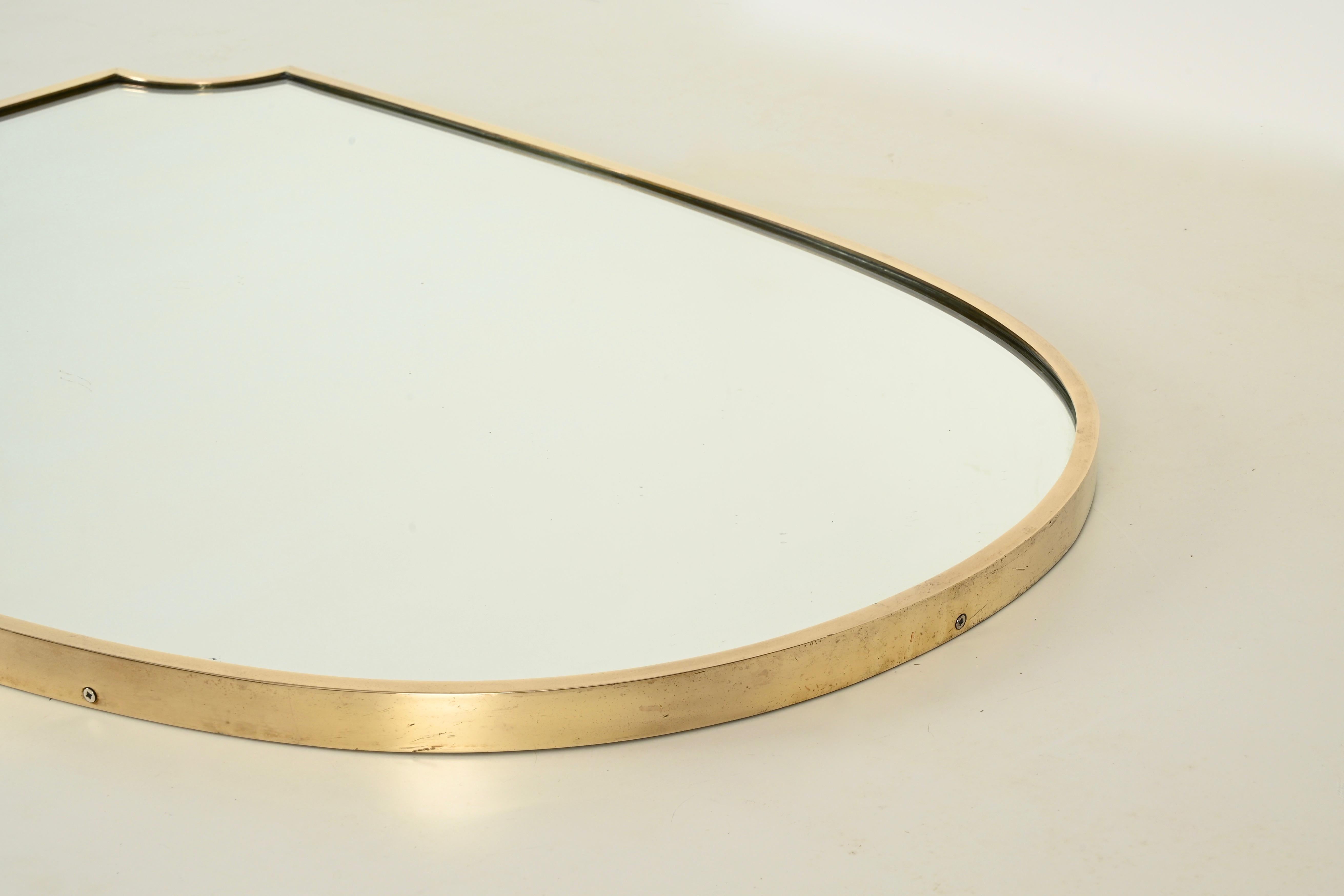 Metallo Grande specchio italiano a forma di scudo in ottone massiccio, stile Gio Ponti, anni '50 in vendita