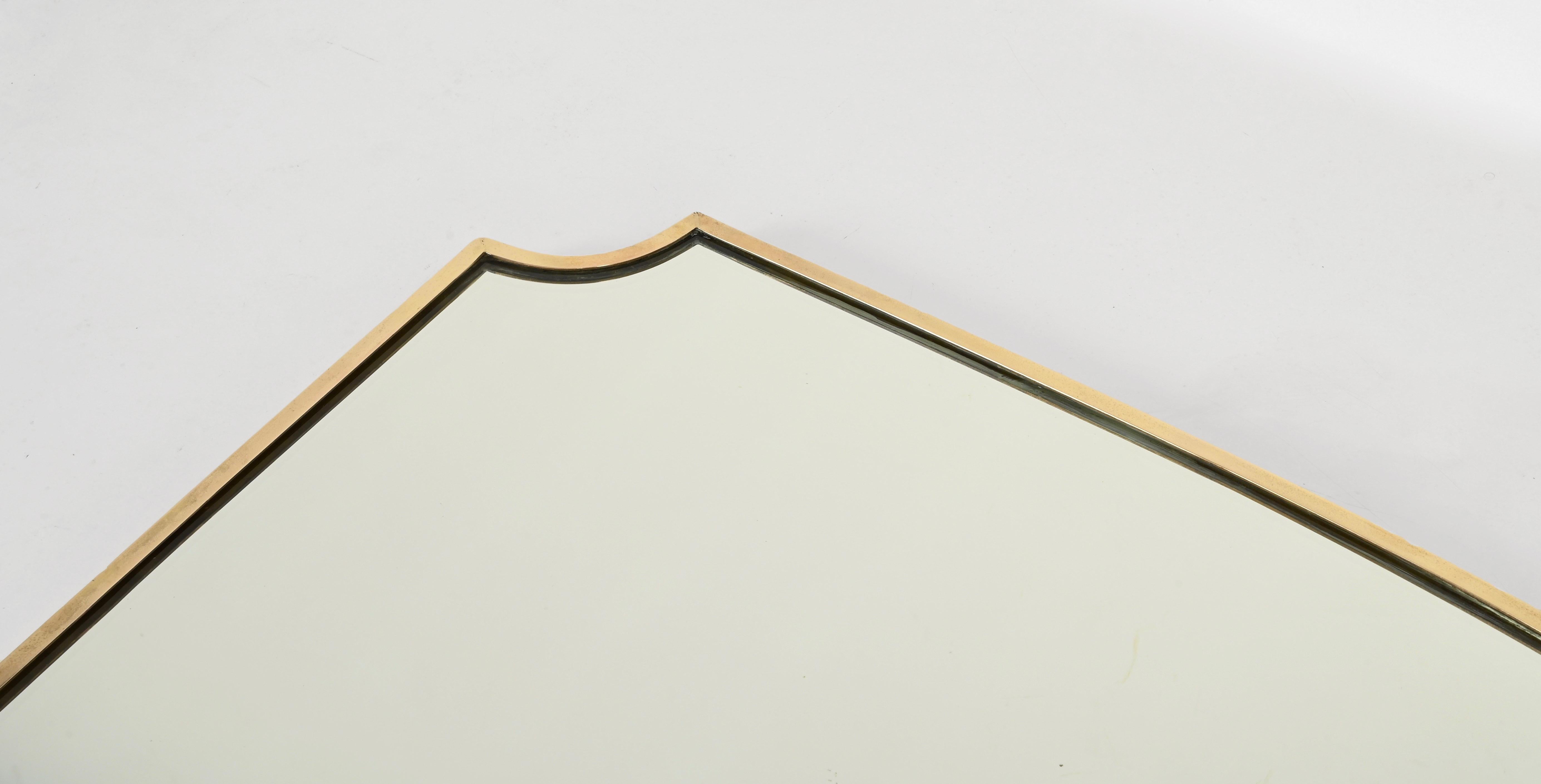 Grande specchio italiano a forma di scudo in ottone massiccio, stile Gio Ponti, anni '50 in vendita 1