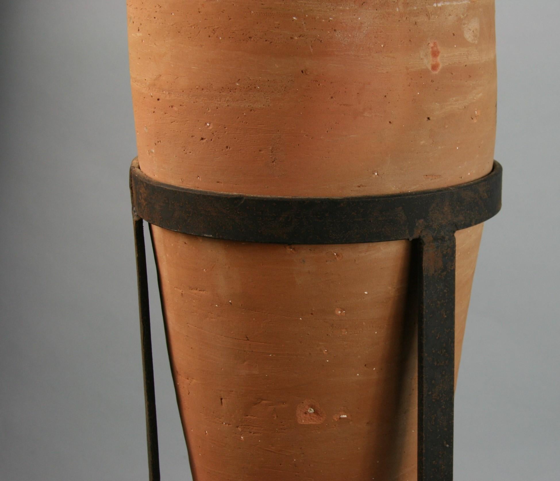 Grande urne italienne en terre cuite sertie dans une base en métal, 1940 Bon état - En vente à Douglas Manor, NY