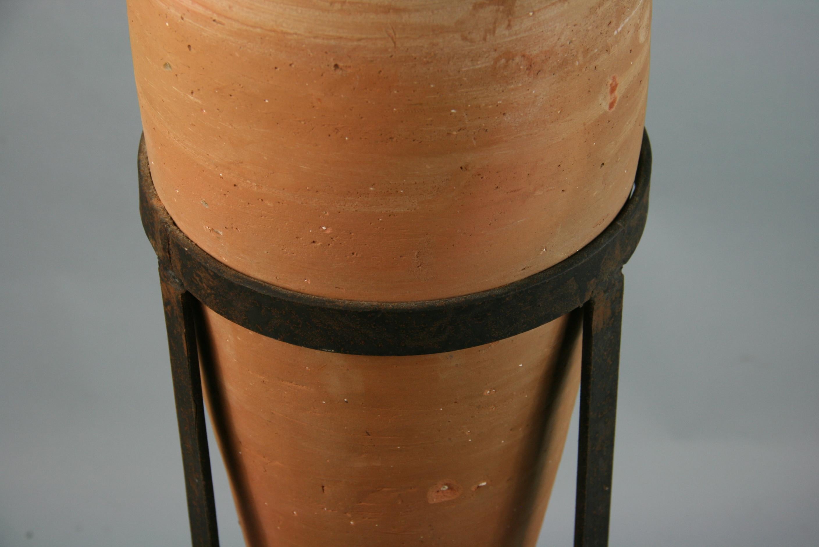 Grande urne italienne en terre cuite sertie dans une base en métal, 1940 en vente 2