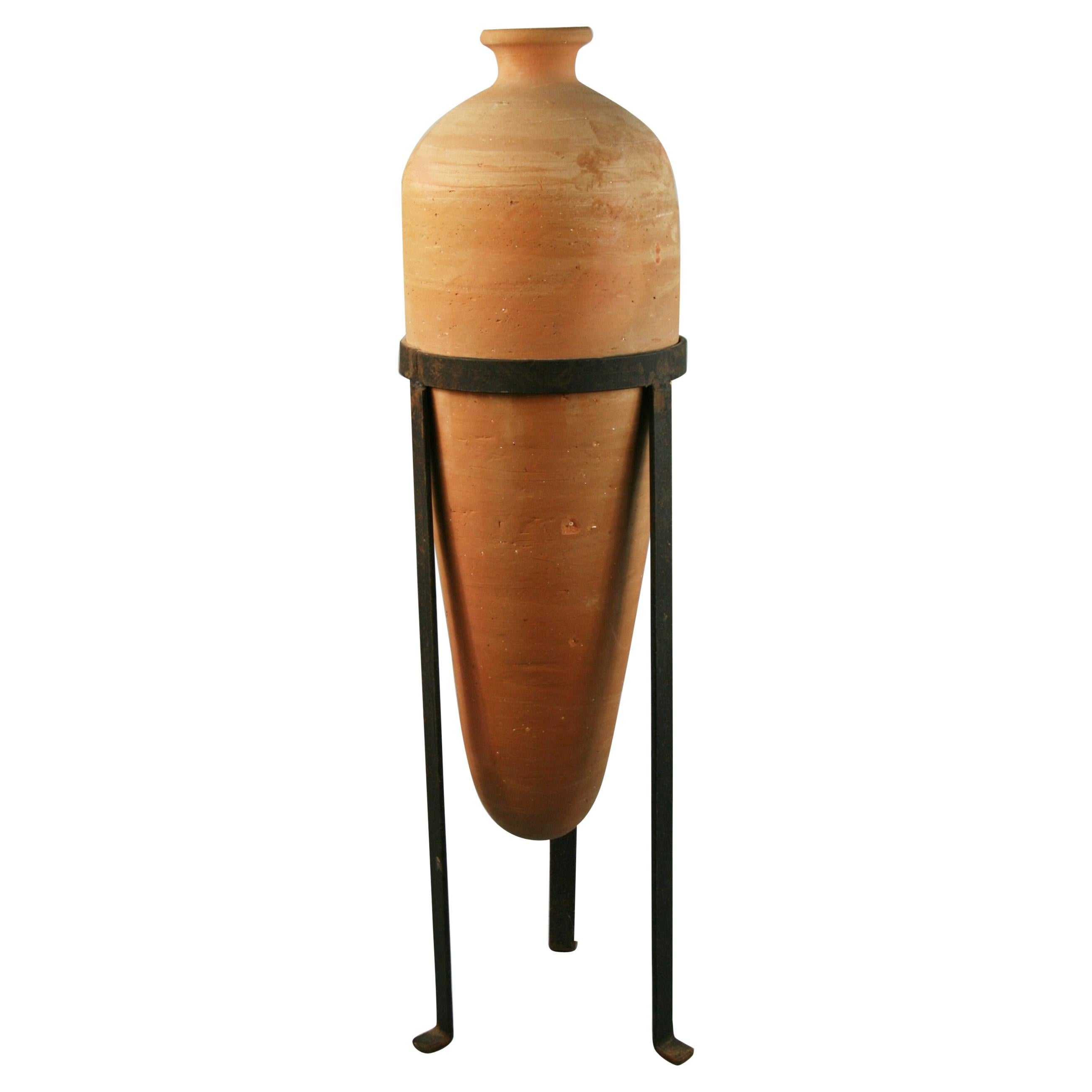 Grande urne italienne en terre cuite sertie dans une base en métal, 1940 en vente
