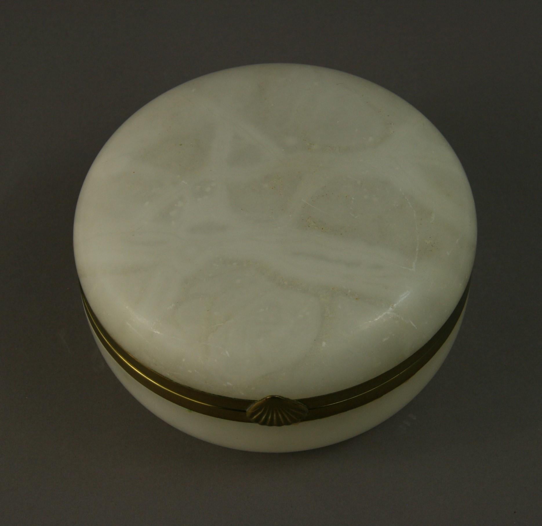 Italian Large White Alabaster Trinket Box In Good Condition In Douglas Manor, NY