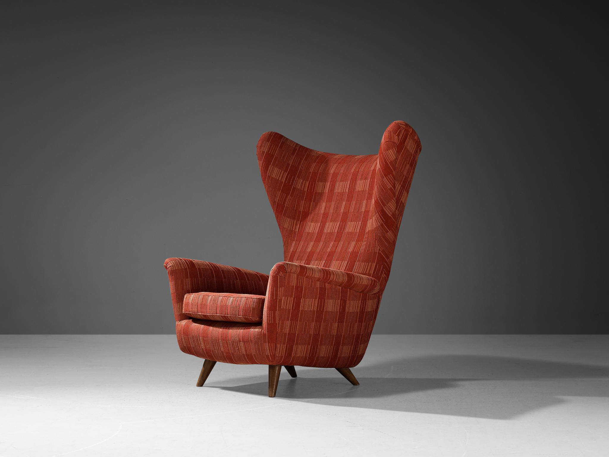 Chaise à dossier, tissu, bois, Italie, années 1950.

Cette chaise classique italienne d'après-guerre à dossier a un dossier exceptionnellement haut et des ailes gracieuses qui contiennent des coins pointus dramatisés. Les élégants accoudoirs sont
