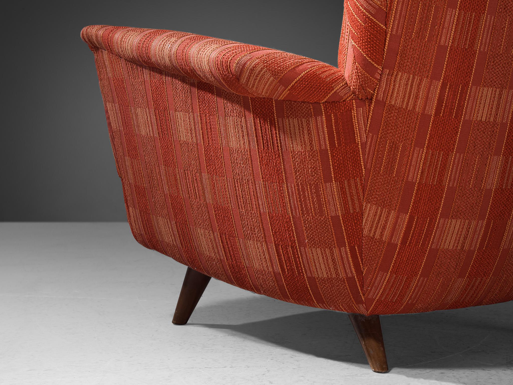 Milieu du XXe siècle Grande chaise italienne Wingback en tissu à carreaux rouges en vente