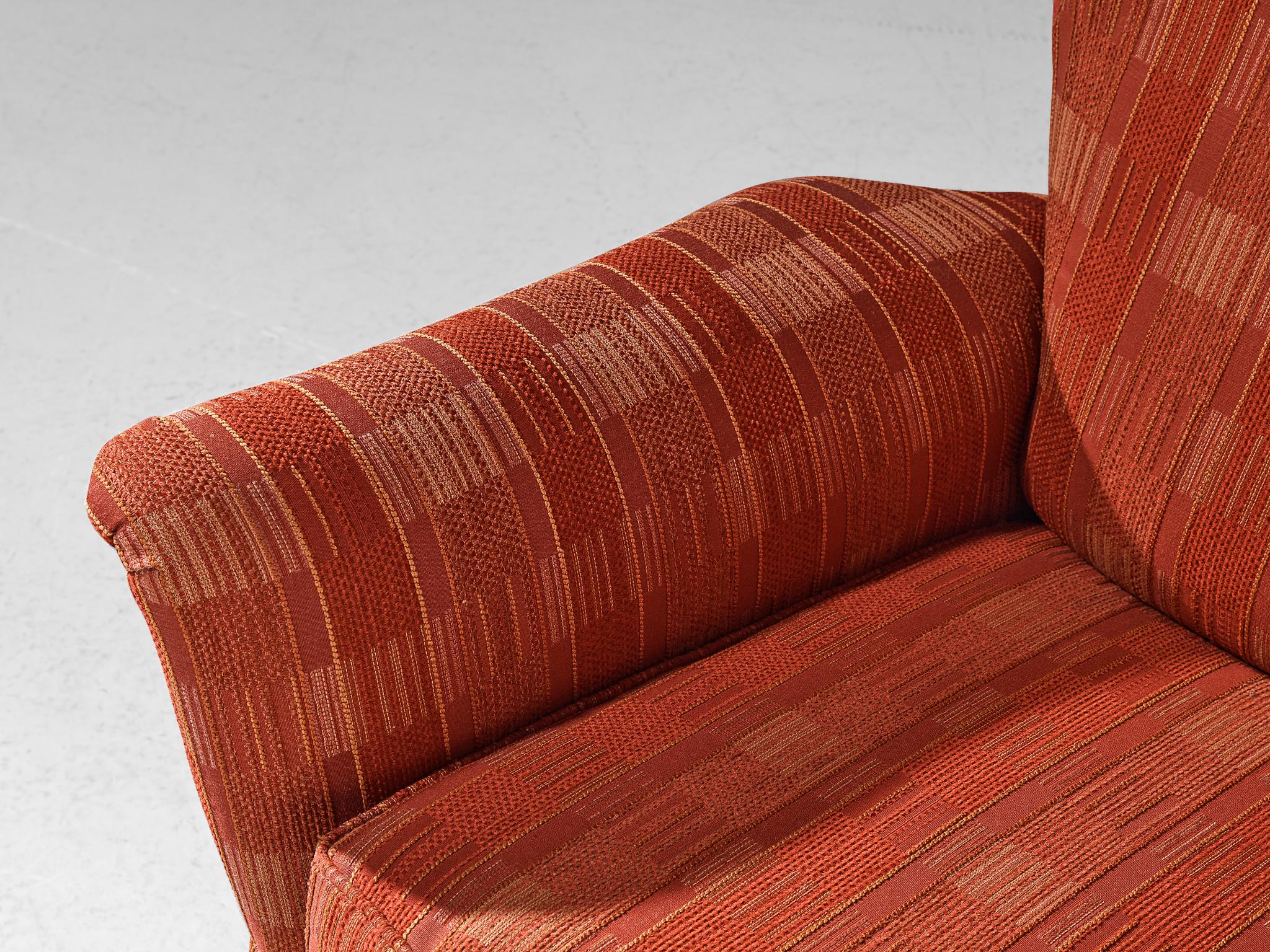 Grande chaise italienne Wingback en tissu à carreaux rouges en vente 3