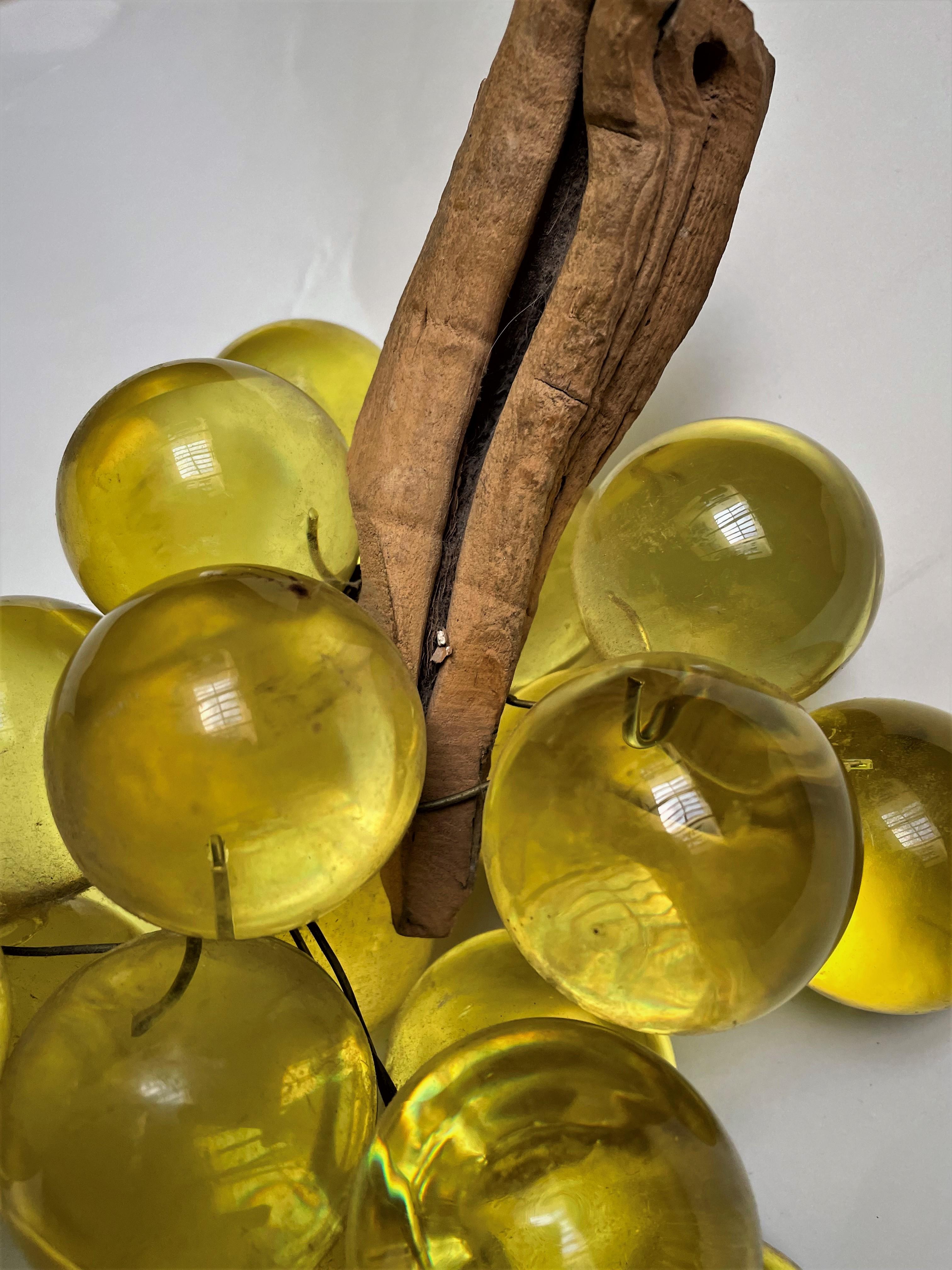 uvas talladas en madera