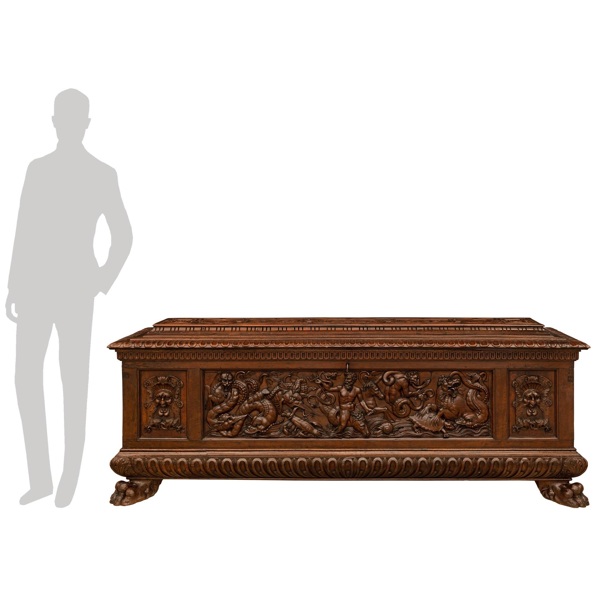 Cassone in legno di noce del periodo barocco del tardo XVI secolo, molto bello e di alta qualità. Questo eccezionale Cassone è di qualità museale grazie ai dettagli fenomenali e all'attenzione per i particolari. Il Cassone è sollevato da quattro