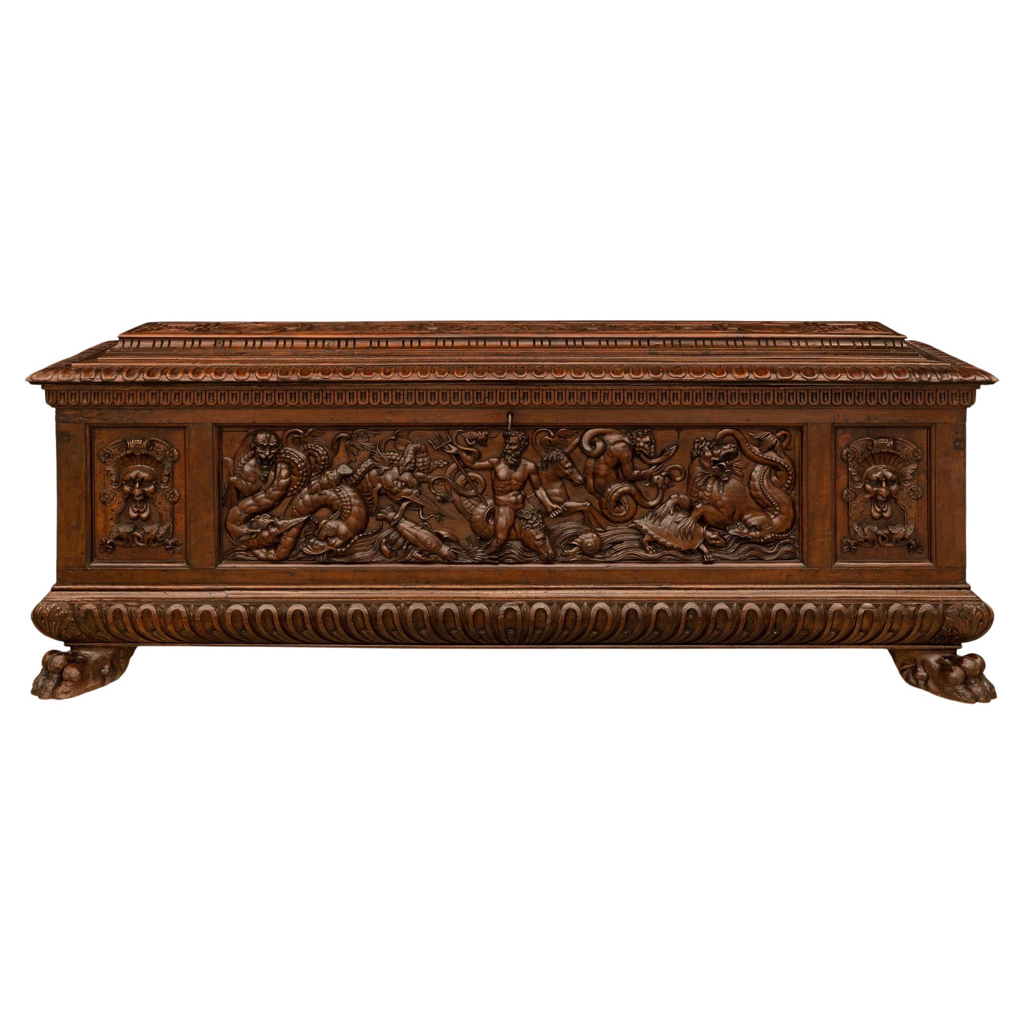 Cassone italienne de la fin du XVIe siècle, d'époque baroque, en noyer