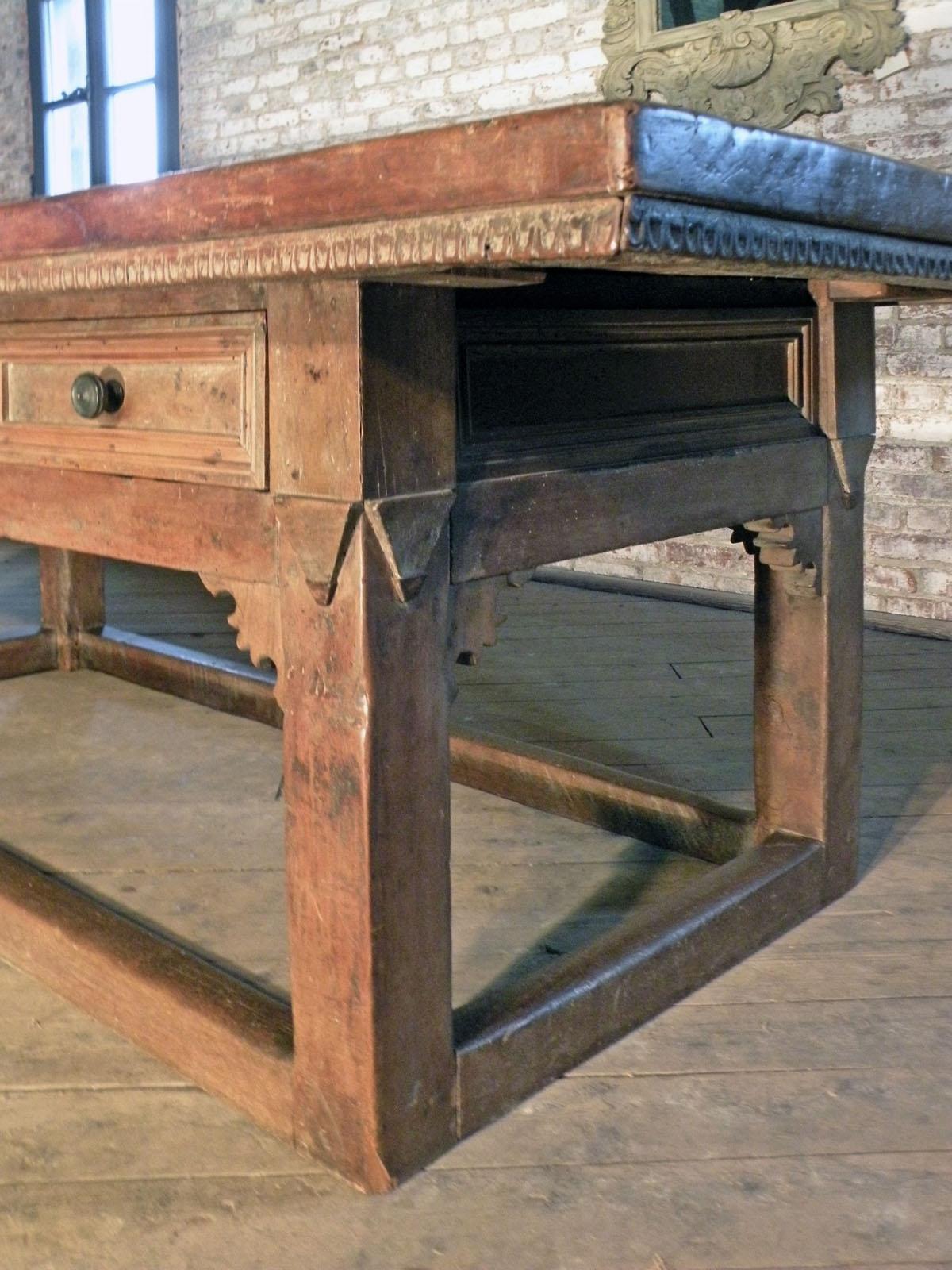 Table de centre de table ou table de bibliothèque italienne en noyer de la fin de la Renaissance du 16e siècle en vente 1