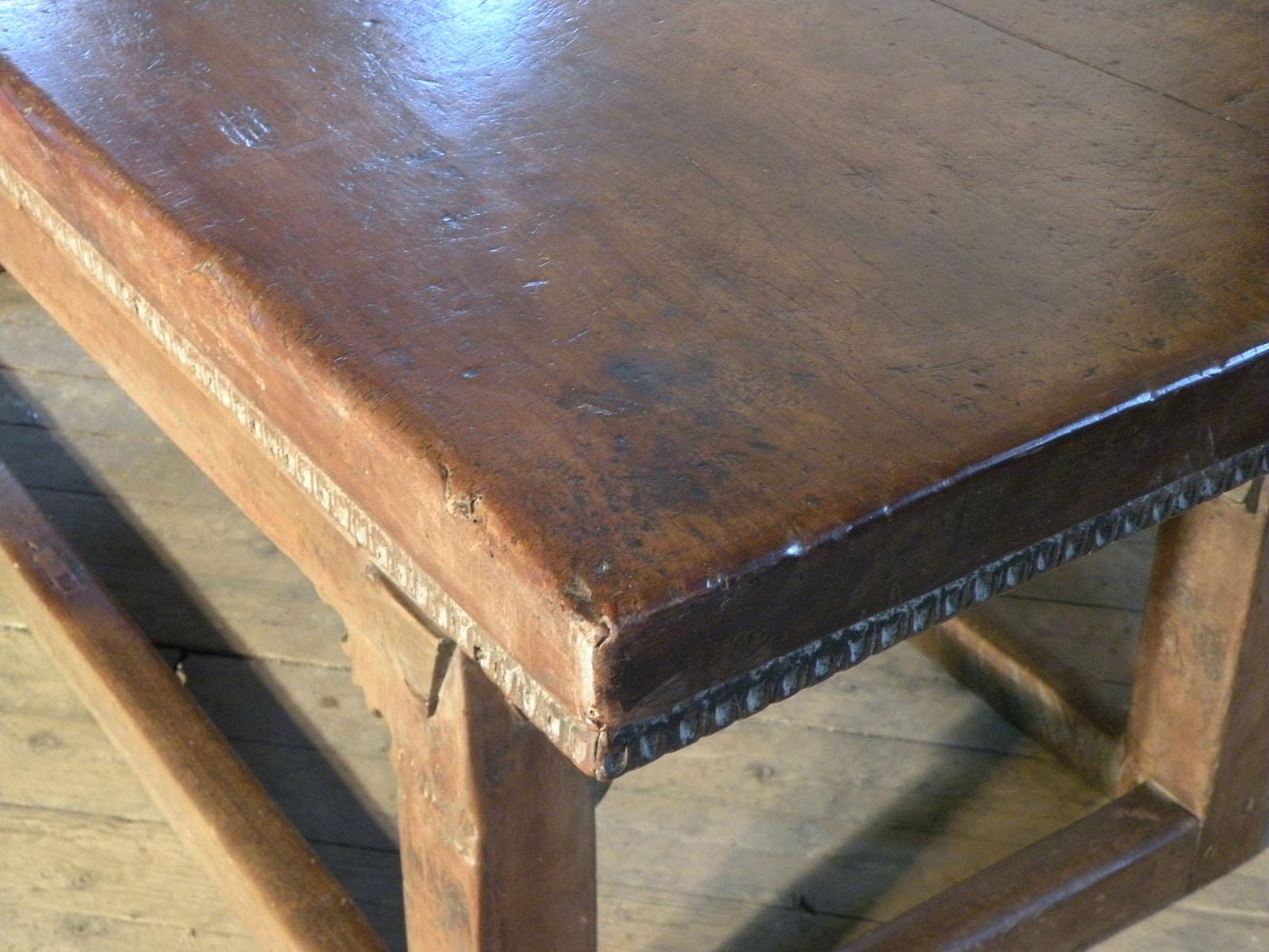Italian Late 16th Century Renaissance Walnut Center or Library Table For Sale 4