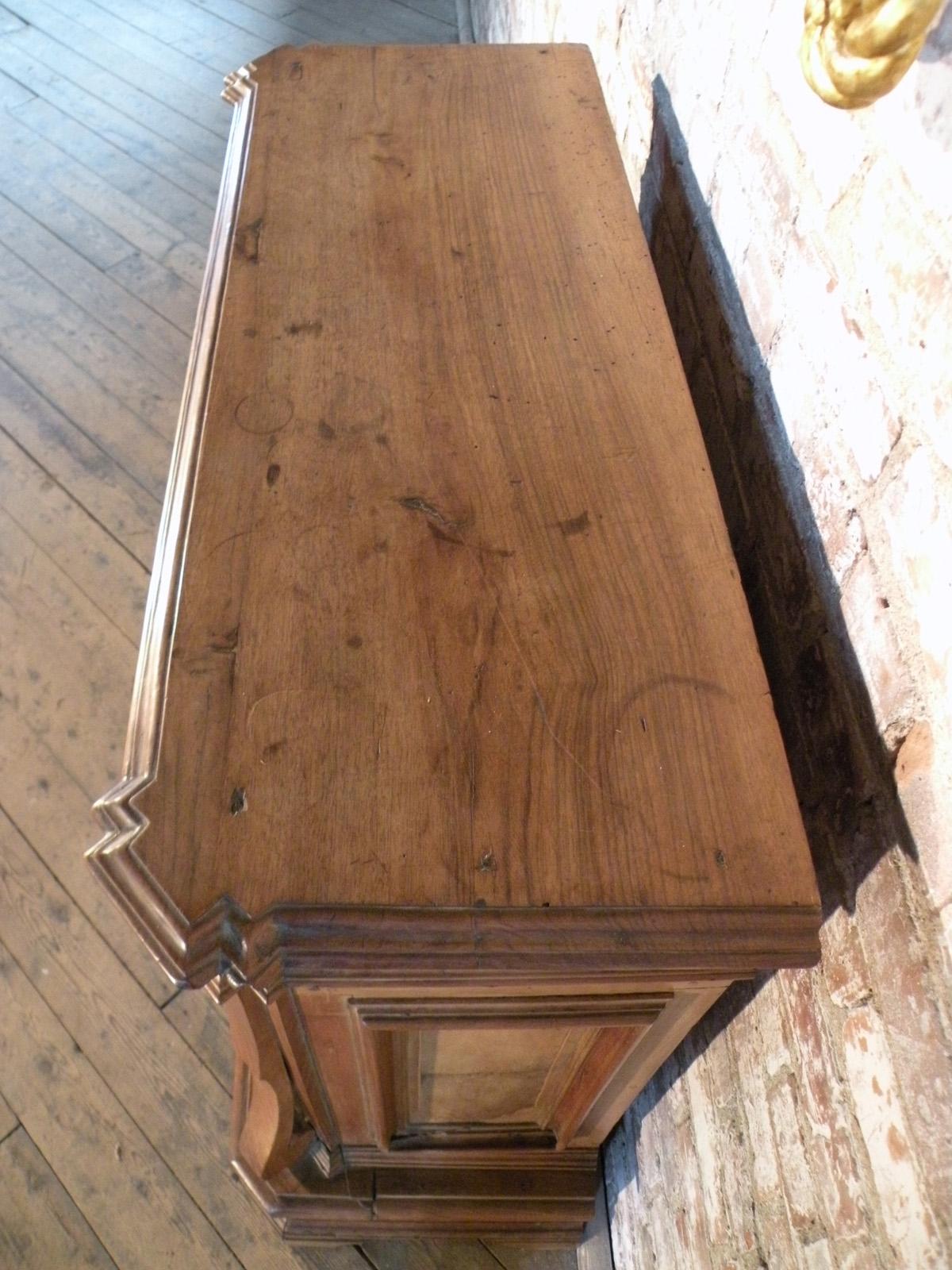 Italian late 17th century Baroque Walnut Commode For Sale 4