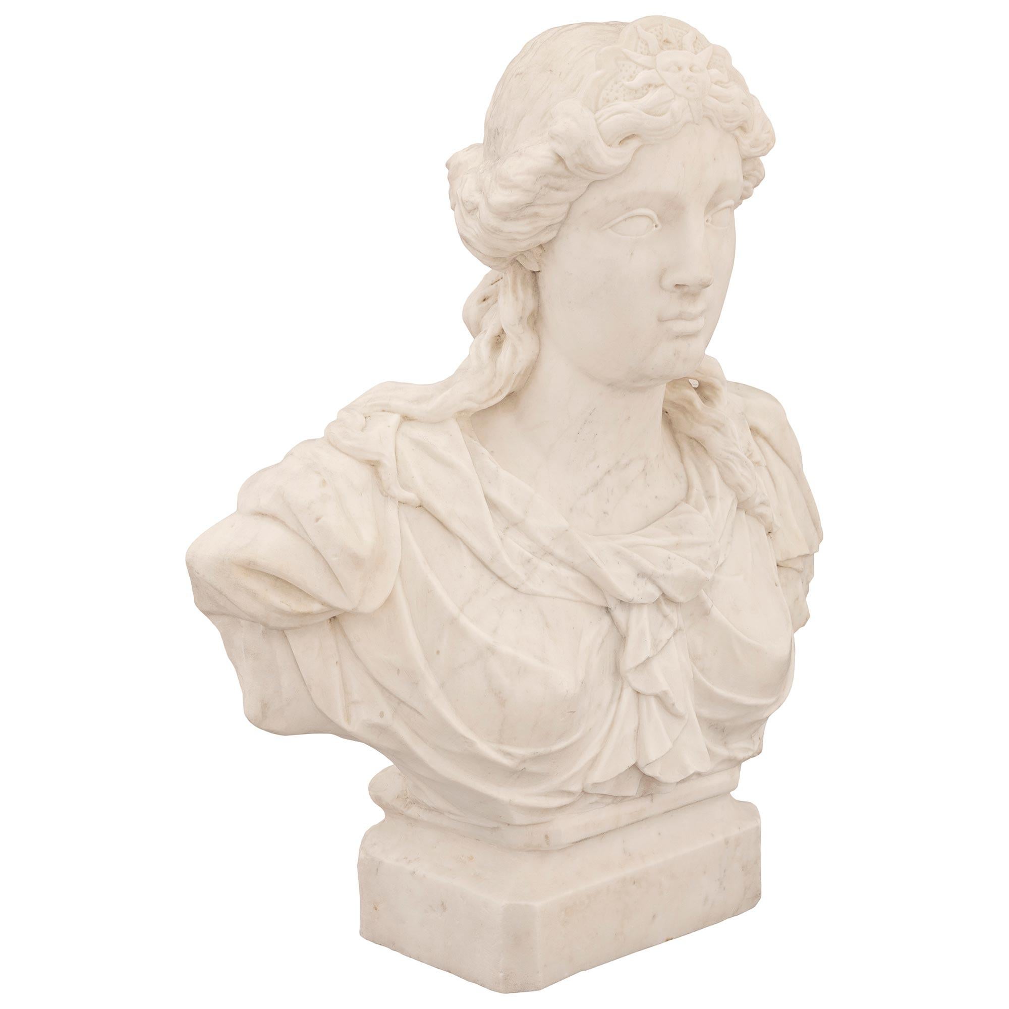 Italian, Late 17th / Early 18th Century, White Carrara Marble Bust of Athena In Good Condition For Sale In West Palm Beach, FL