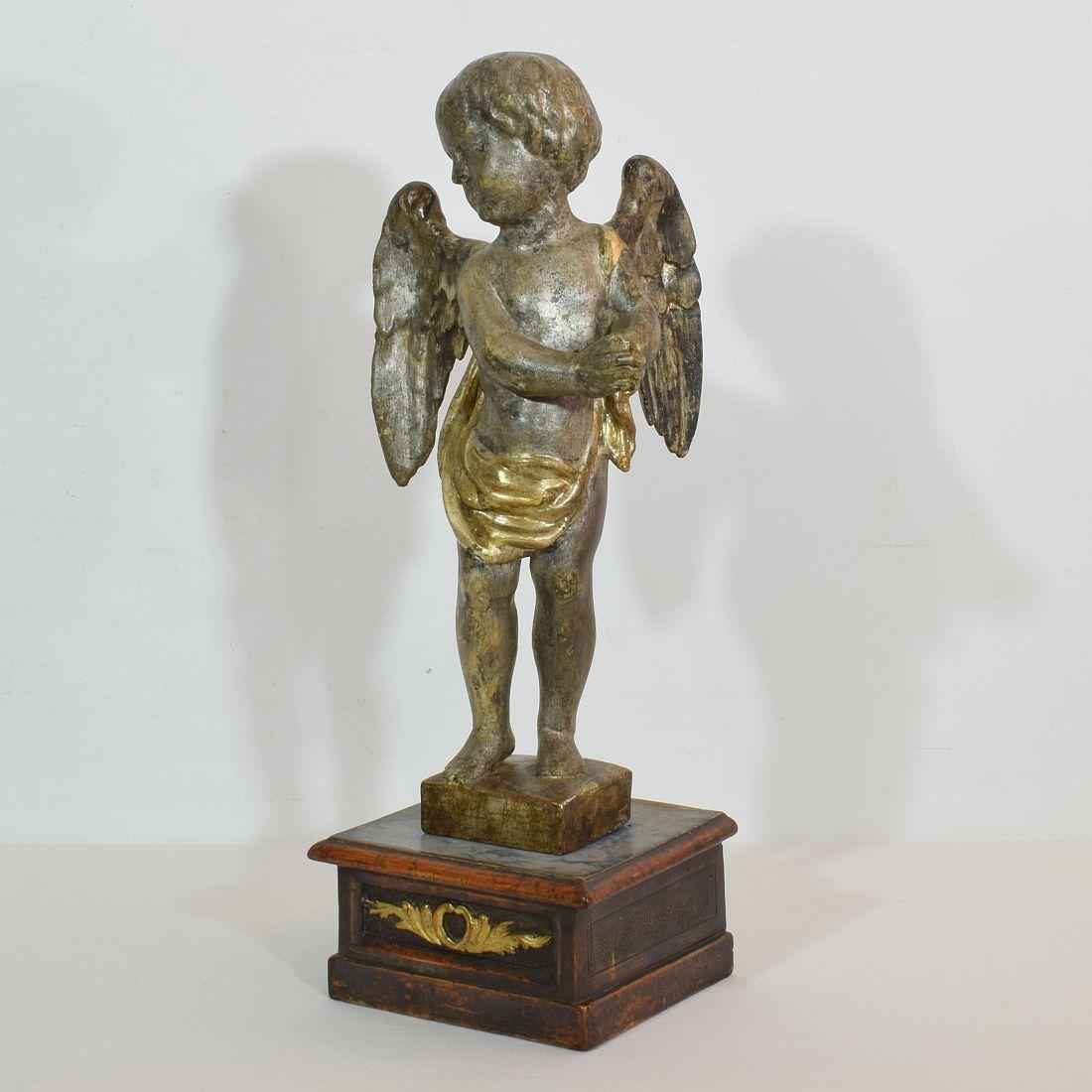 Beautiful carved wooden angel with its original silver and gilding.
Italy, circa 1780-1800
Weathered.
   
 