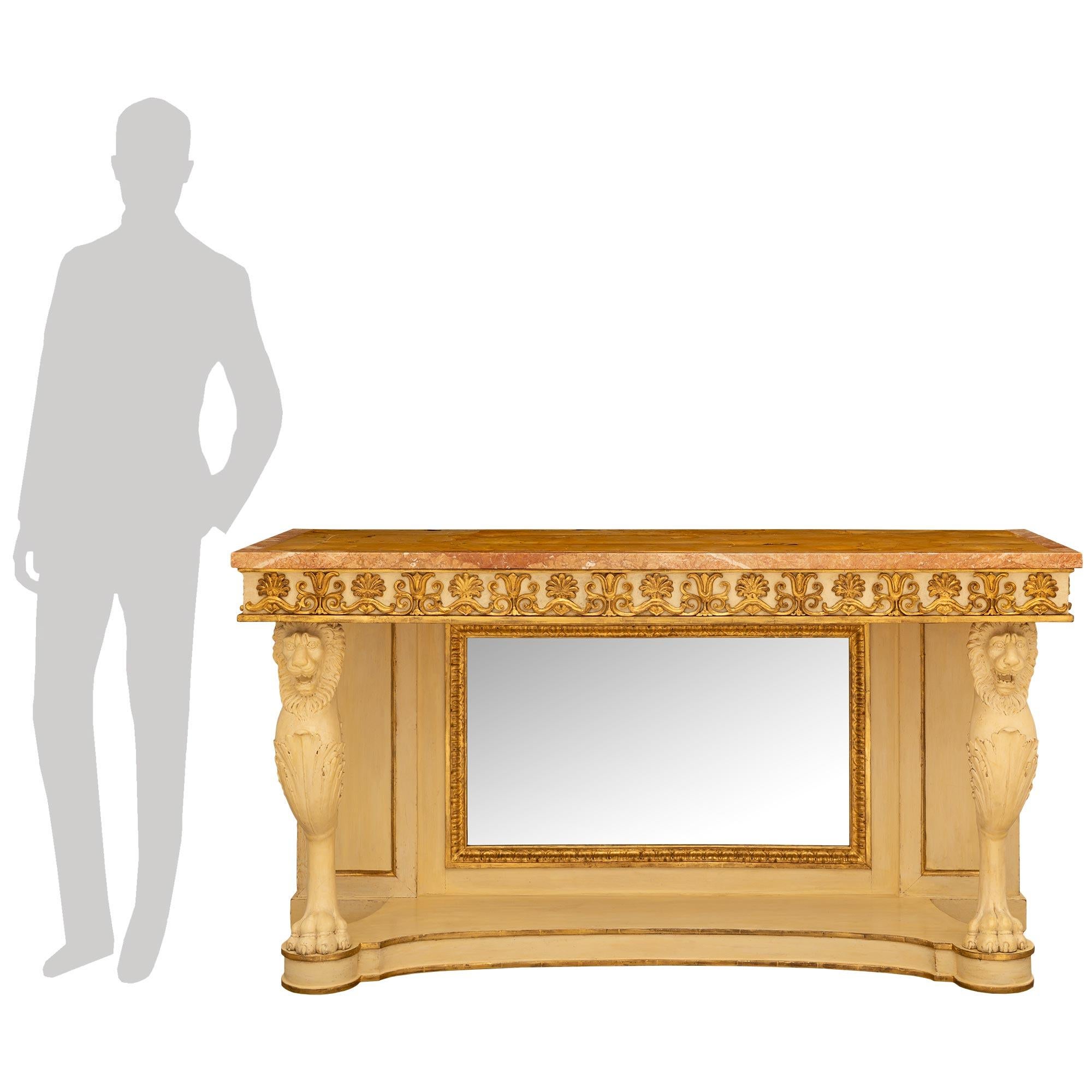 Excepcional consola neoclásica italiana de finales del siglo XVIII, maravillosamente decorativa, de madera patinada, giltwood, siena y mármol Breccia Pernice. Esta consola exenta realmente impresionante se eleva sobre una base festoneada bajo dos