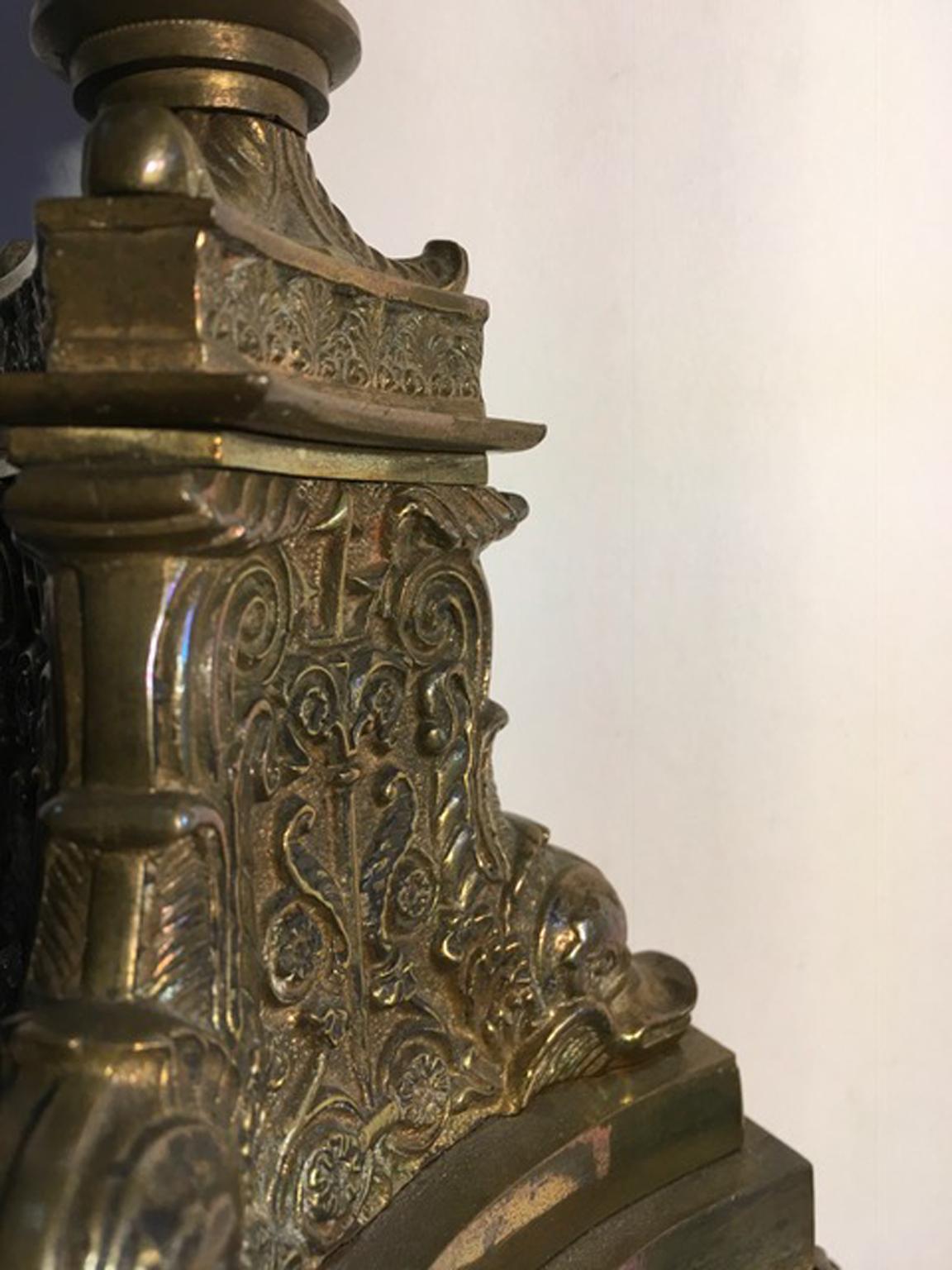 Italienisches Paar aus dem späten 18.  Empire Kerzenhalter aus brüniertem Messing

Dieses Paar Kerzenhalter aus antikem Messing wurde von einem italienischen Kunsthandwerker handgefertigt. Um den feinen und eleganten Blumen- und Blätterdekor