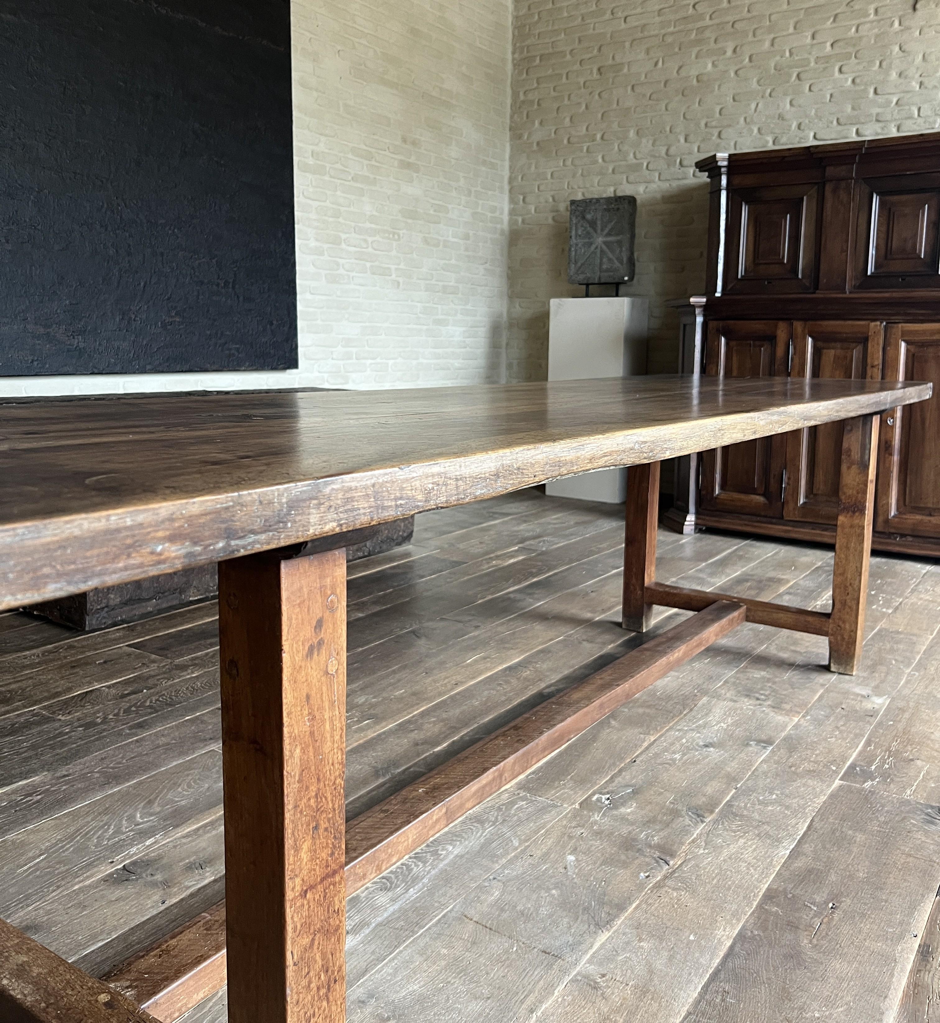 Italian late 18th century Walnut Refectory Farm Table In Good Condition In Vosselaar, BE