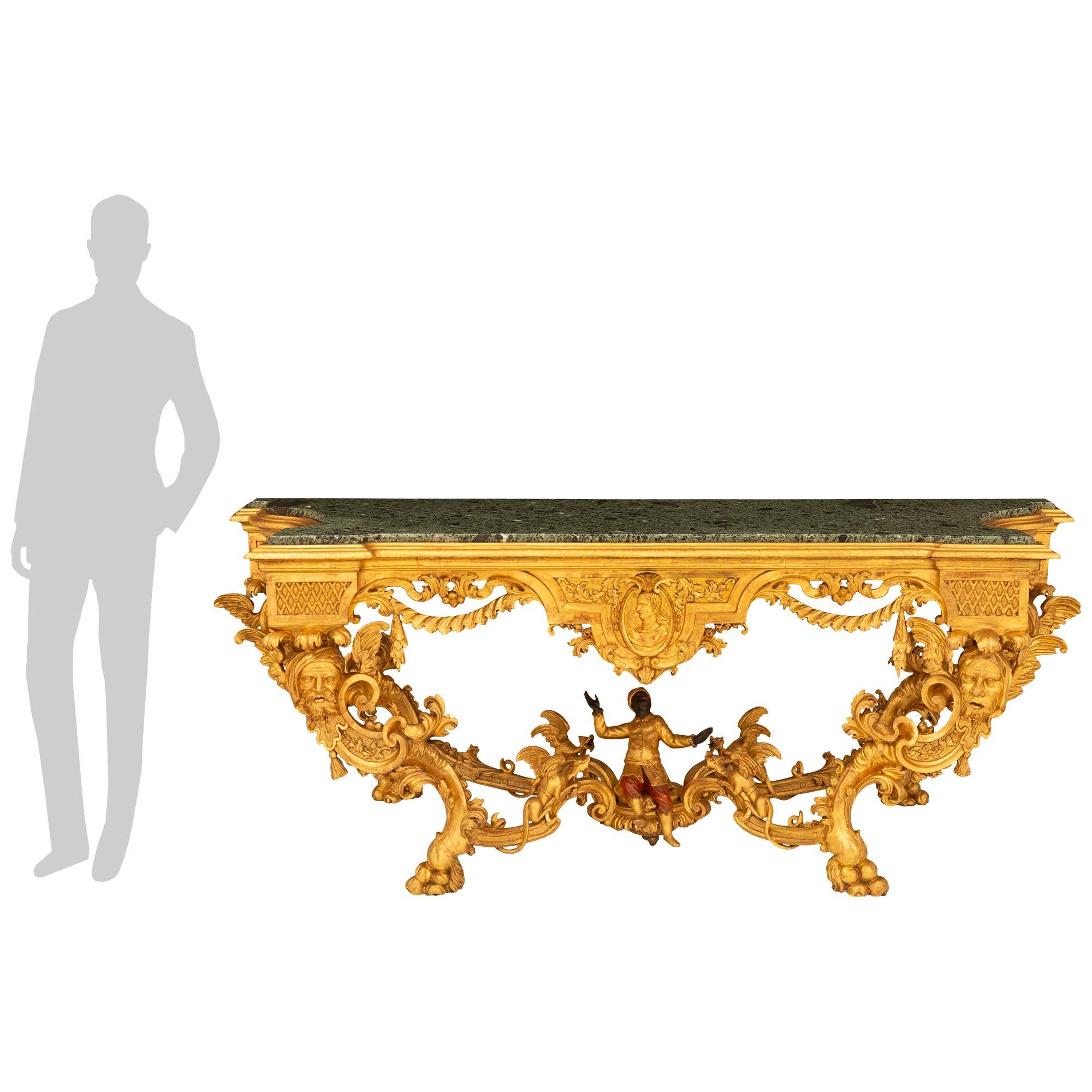 Ein sensationelles und palastähnliches Paar italienischer Konsolen aus dem späten 18. und frühen 19. Jahrhundert aus venezianischem St. Giltwood und Vert de Patricia-Marmor. Jede der wirklich außergewöhnlichen, freistehenden Konsolen steht auf vier
