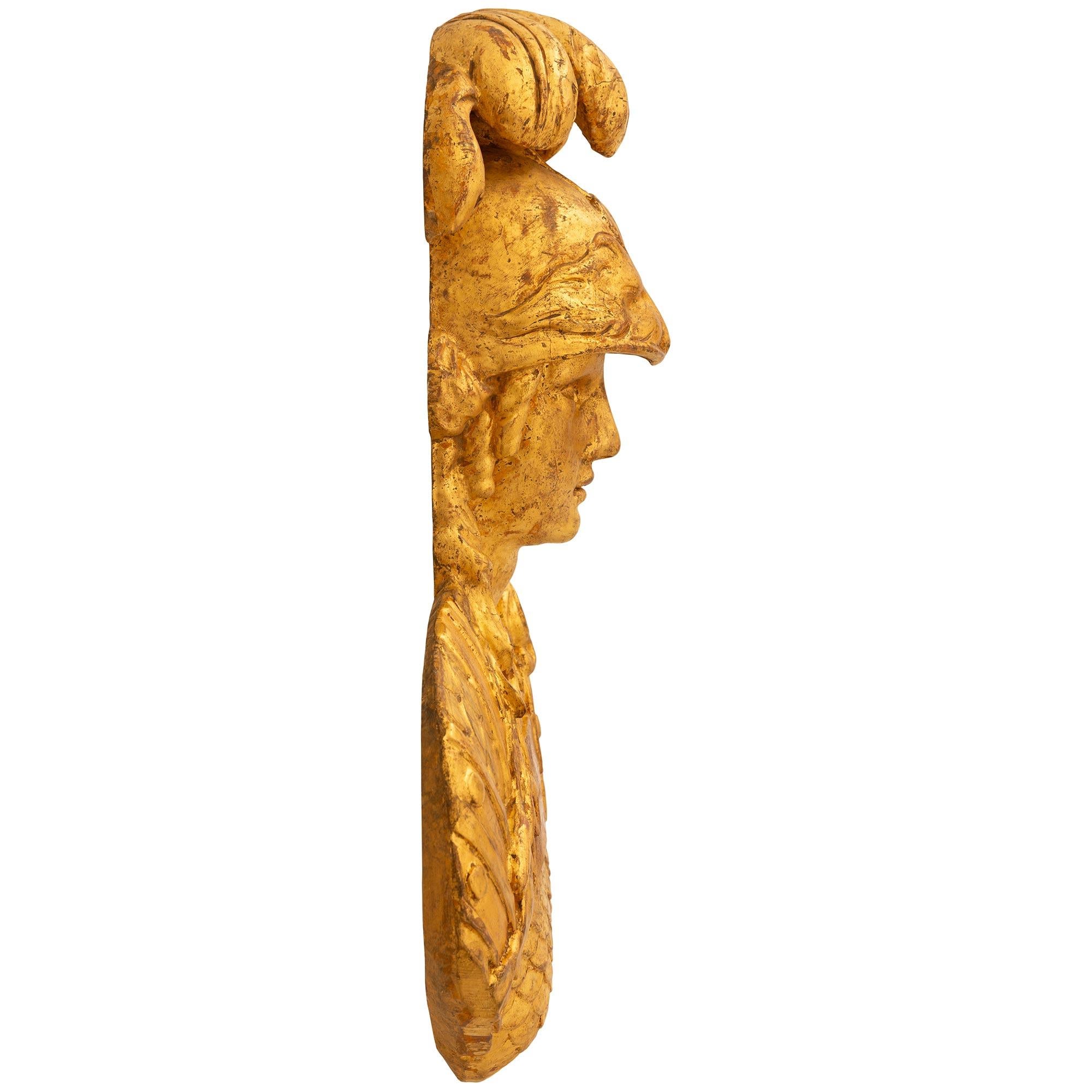 Italienisch Ende 19. Jahrhundert Giltwood Centurion Soldat Wanddekoration (Vergoldetes Holz) im Angebot