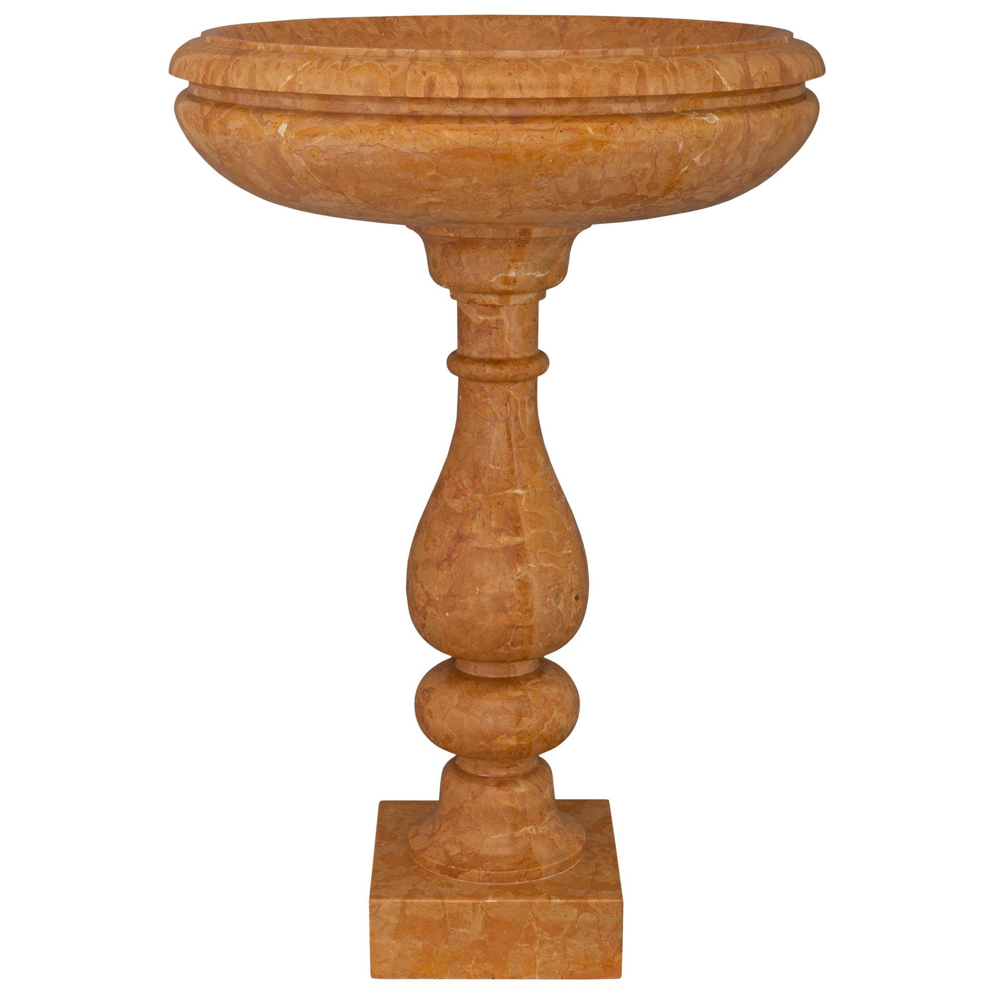 Italienischer Vogeldbath/Pflanzgefäß aus Giallo Reale-Marmor, Louis XVI.-Stil, spätes 19. Jahrhundert im Zustand „Gut“ im Angebot in West Palm Beach, FL