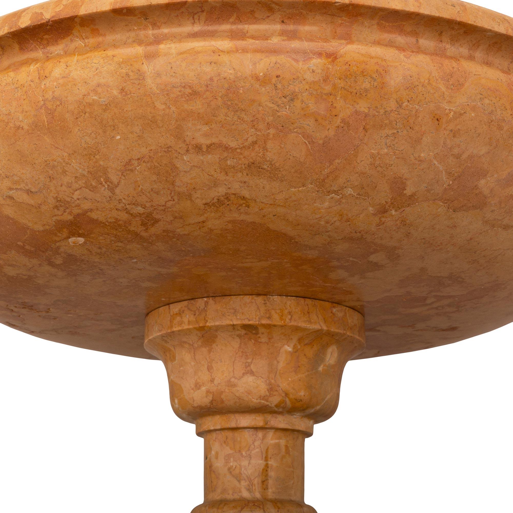 Italienischer Vogeldbath/Pflanzgefäß aus Giallo Reale-Marmor, Louis XVI.-Stil, spätes 19. Jahrhundert im Angebot 3