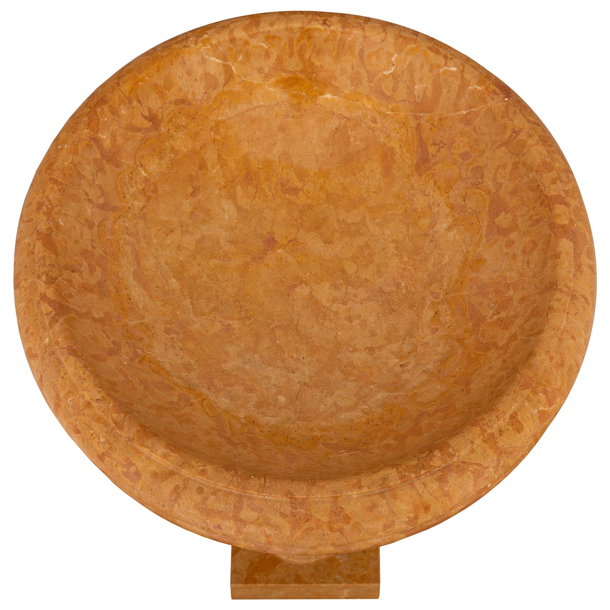 Italienischer Vogeldbath/Pflanzgefäß aus Giallo Reale-Marmor, Louis XVI.-Stil, spätes 19. Jahrhundert im Angebot 6
