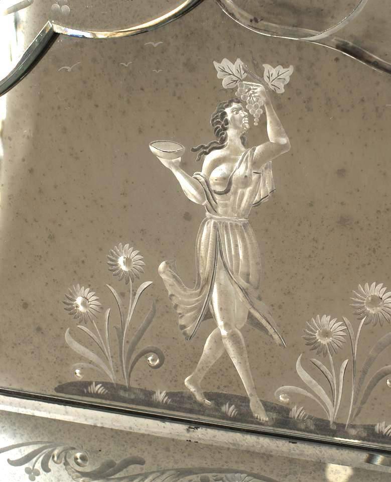 1 Miroir mural italien vénitien (fin du XIXe siècle) de Murano à panneaux en verre appliqué et à motifs floraux et de rinceaux gravés à l'envers avec une figure de dame et des frontons en forme. (peut-être S.A.L.I.R.) (PRIX PAR CHACUN)

