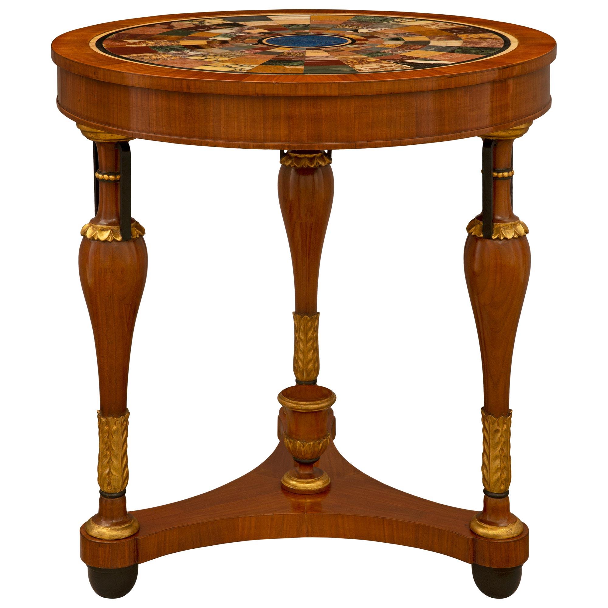 Néoclassique Table d'appoint néoclassique italienne de la fin du XIXe siècle en acajou et marbre en vente