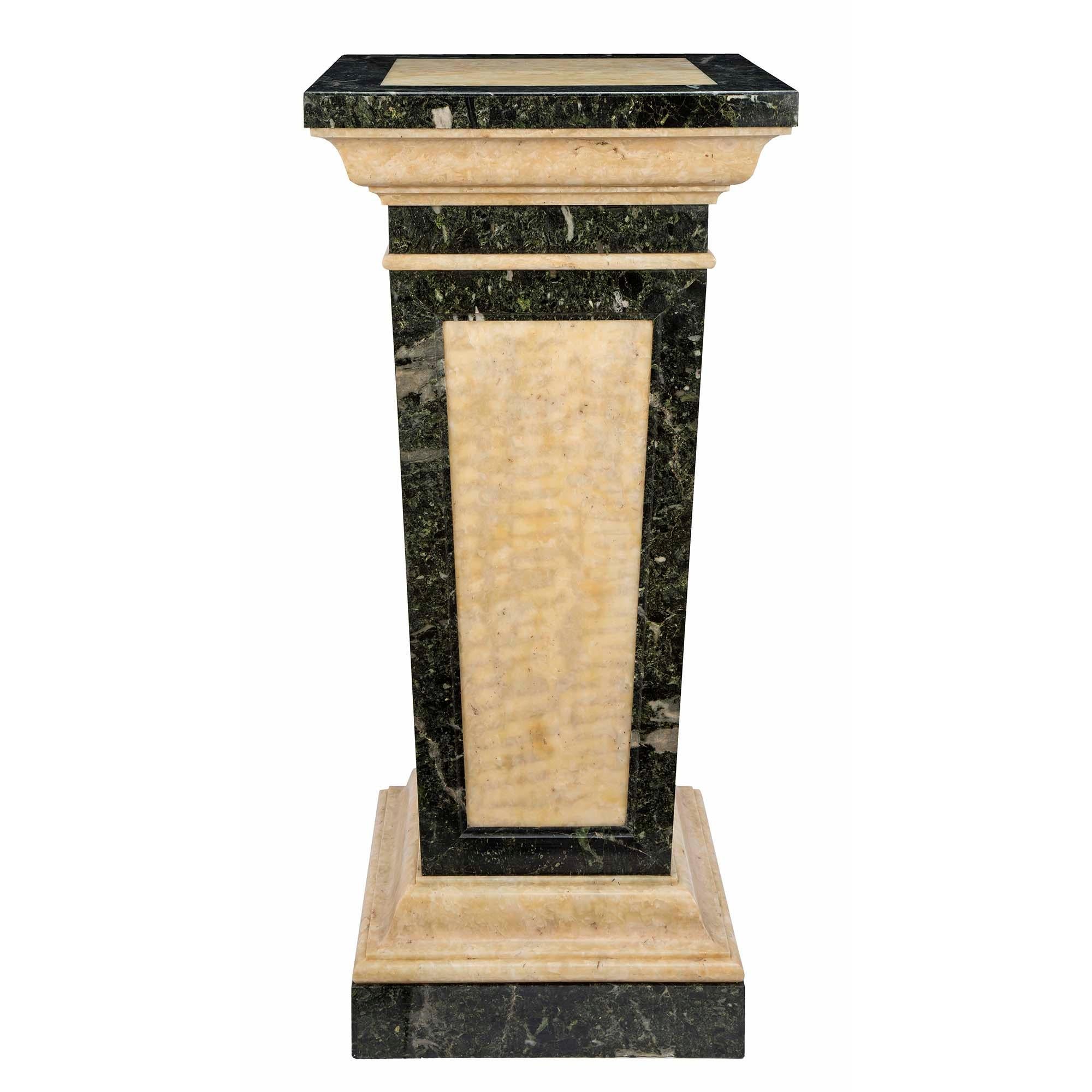 Italienischer Sockel aus Alabaster und Marmor im neoklassischen Stil des späten 19. Jahrhunderts (Neoklassisch) im Angebot
