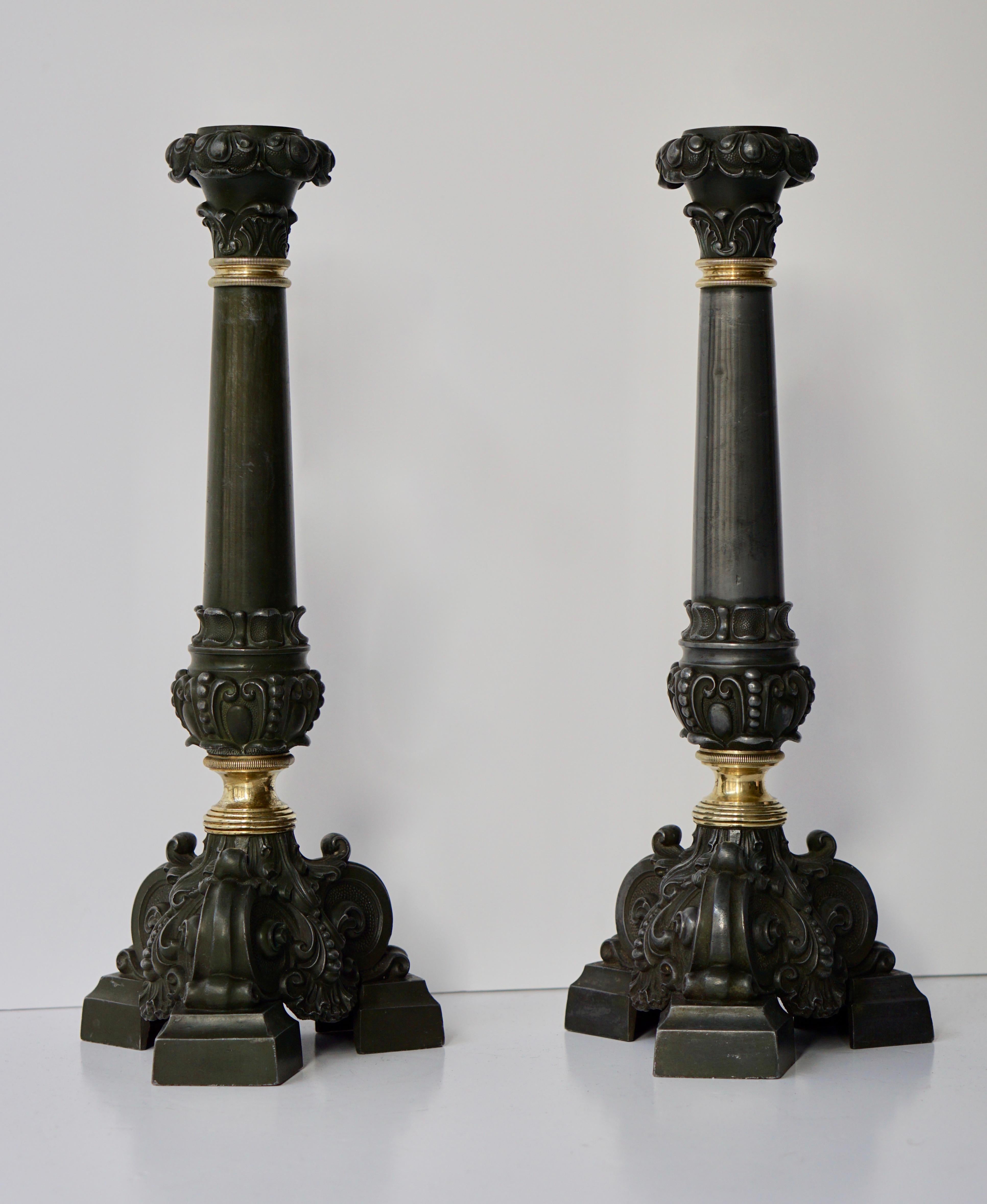 Italienisches Paar antiker Messing-Kerzenhalter aus dem späten 19. Jahrhundert.
Dieses Paar Kerzenhalter aus antikem Messing wurde von einem italienischen Kunsthandwerker handgefertigt. Um das feine und elegante Blumen- und Blattdekor hervorzuheben.