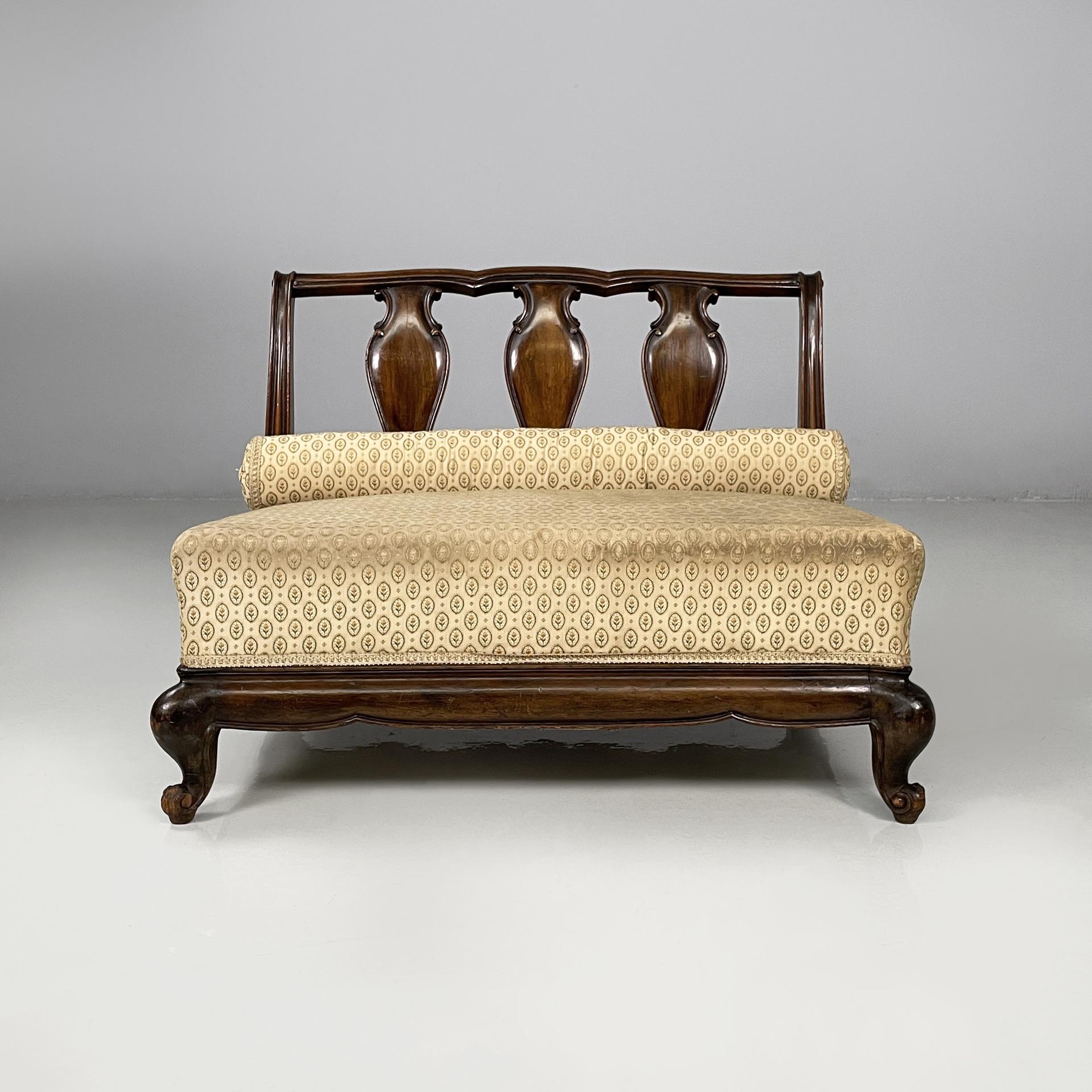 Poltrone italiane in stile fine Ottocento in legno e tessuto beige, anni '30
Coppia di poltrone con seduta rettangolare, rivestite in tessuto beige a motivi floreali. Lo schienale in legno presenta un cuscino cilindrico rivestito in tessuto beige a