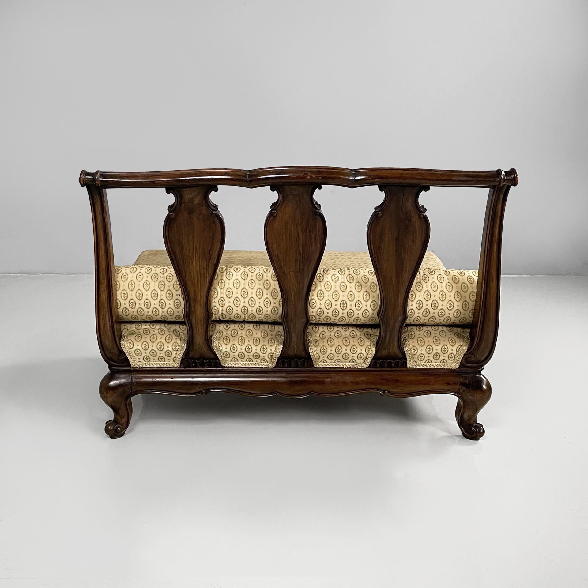 Metà XX secolo Poltrone italiane in stile fine Ottocento in legno e tessuto beige, anni '30 in vendita