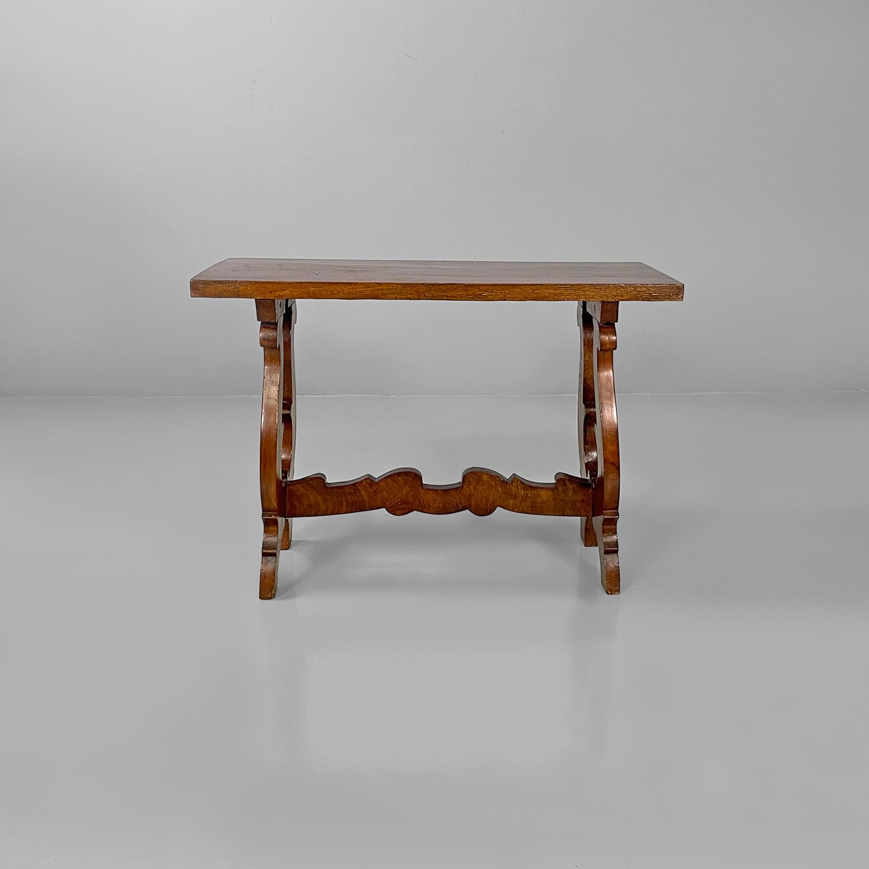 Tables basses italiennes de la fin du XIXe siècle en bois finement ouvragé, années 1930
Paire de tables basses entièrement en bois. Le plateau rectangulaire est soutenu par une paire de pieds en bois finement travaillés. Style de la fin du 19e