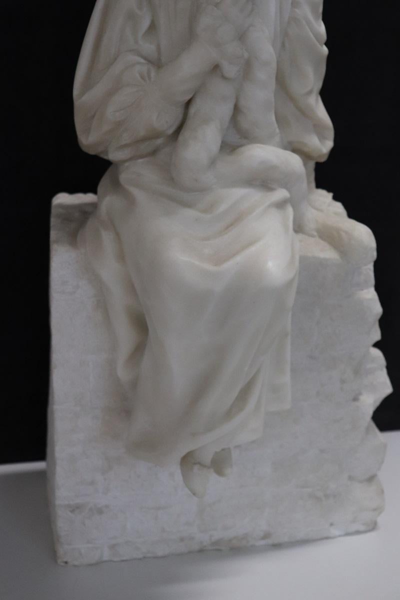 Intagliato a mano Scultura antica in marmo bianco italiana della fine del XIX secolo